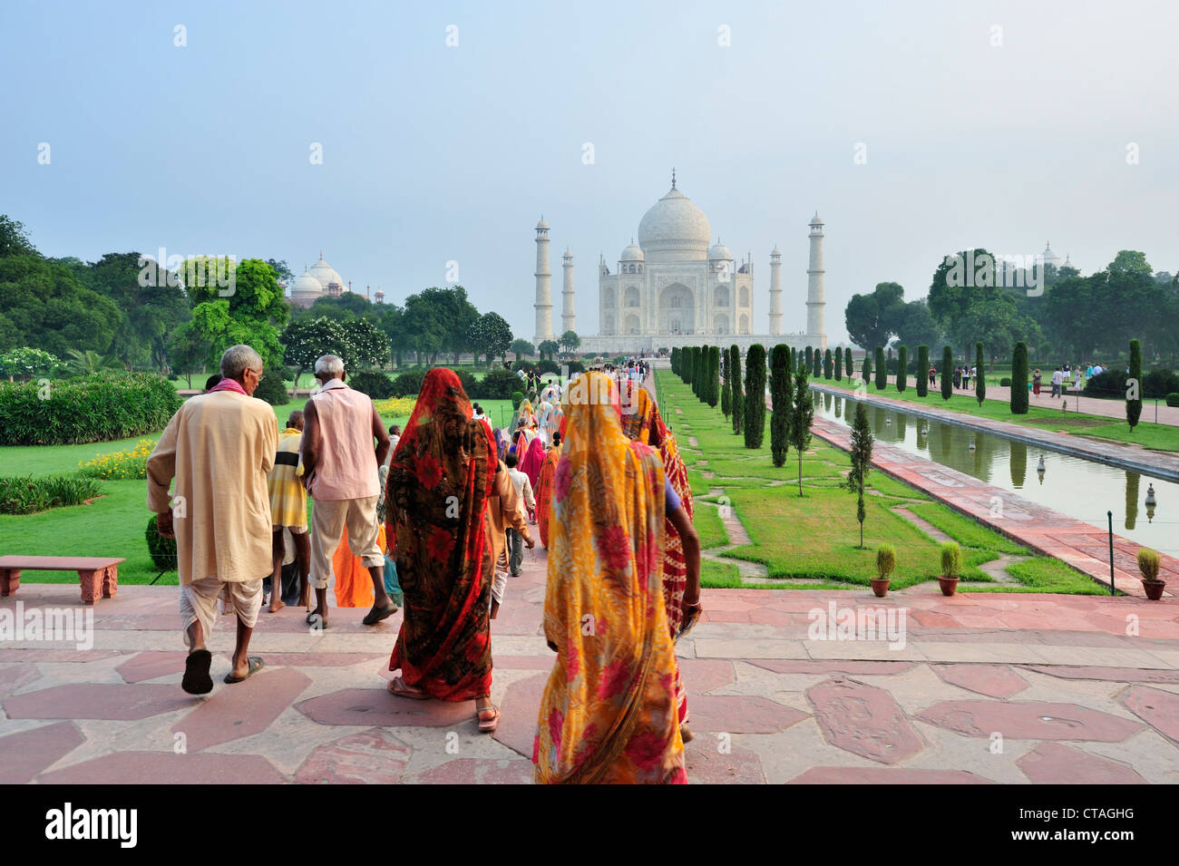 Indische Touristen mit Saris zu Fuß in Richtung Taj Mahal, Taj Mahal, UNESCO-Weltkulturerbe, Agra, Uttar Pradesh, Indien Stockfoto