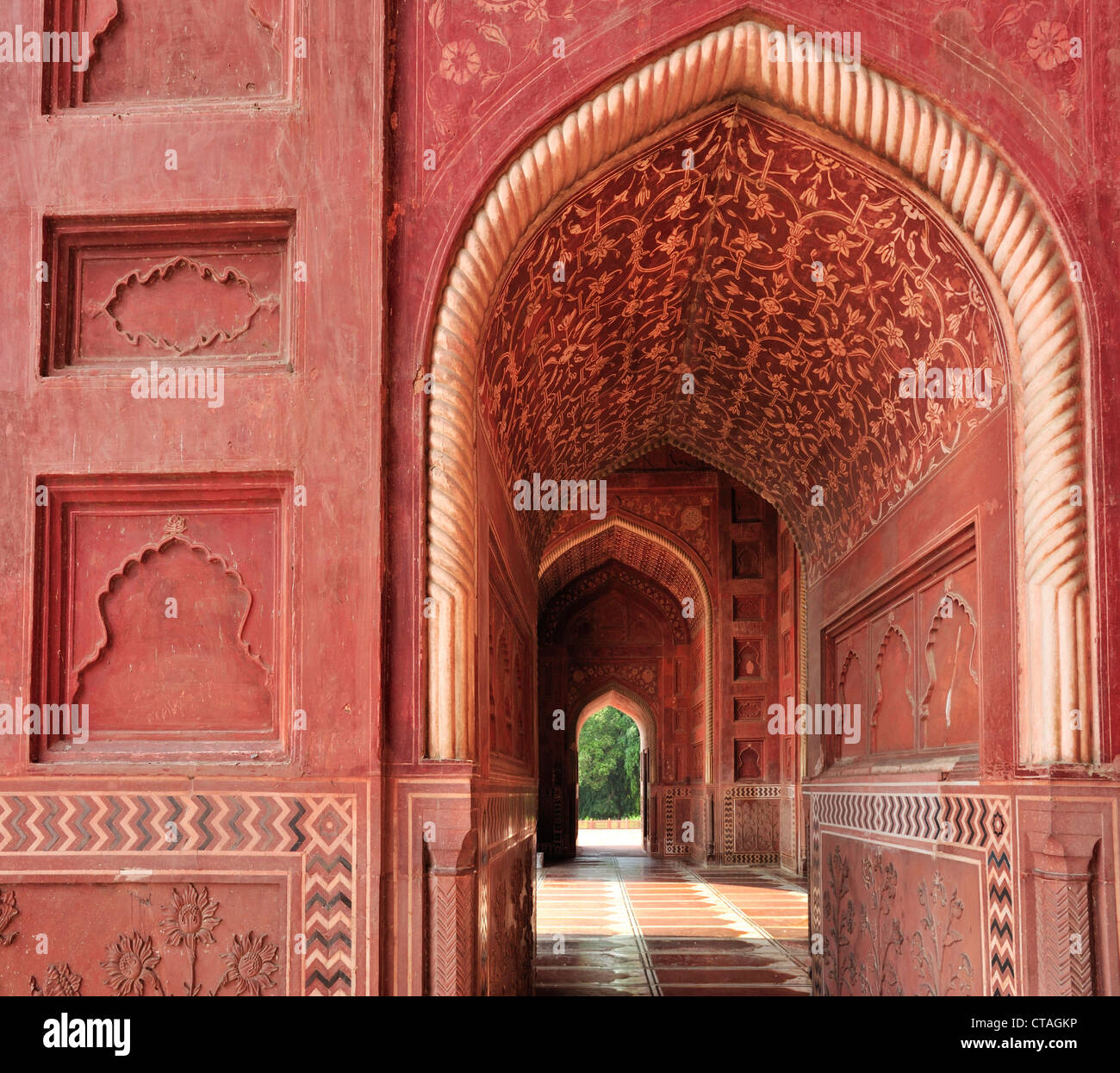 Torbogen in Tochtergesellschaft Gebäude, Taj Mahal, UNESCO-Weltkulturerbe, Agra, Uttar Pradesh, Indien Stockfoto