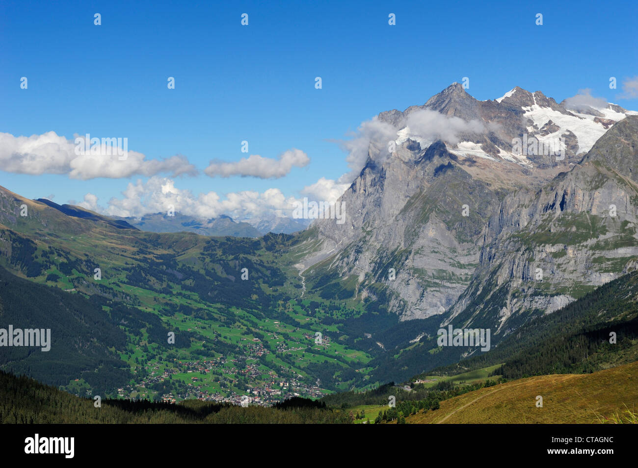 Blick über Grindelwald, Grosse Scheidegg und Wetterhorn, UNESCO World Heritage Site Jungfrau-Aletsch geschützten Gebiet, Berner Ob Stockfoto