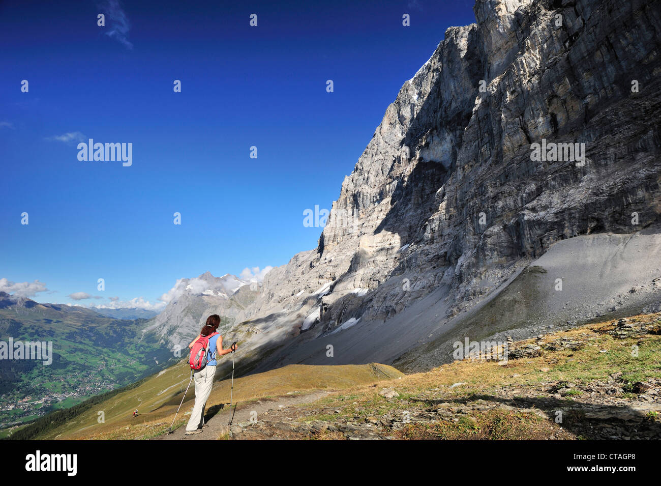 Kann Frau auf Eiger-Trail, Eiger-Nordwand, UNESCO World Heritage Site Jungfrau-Aletsch geschützten Gebiet, Berner Oberland, Wandern Stockfoto