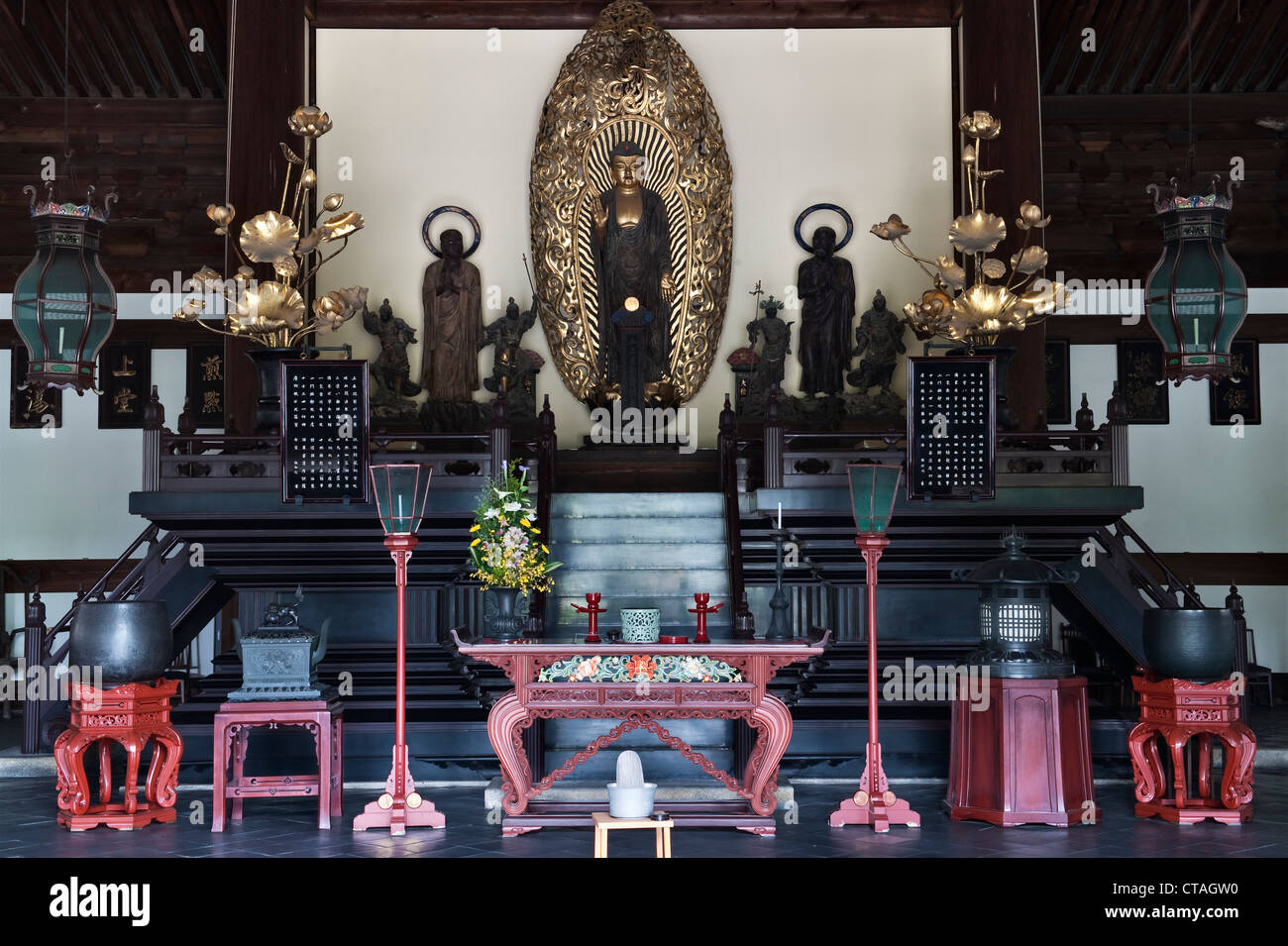 Das Innere eines buddhistischen Schreines (butsuden) in Tofuku-ji, Kyoto, Japan Stockfoto