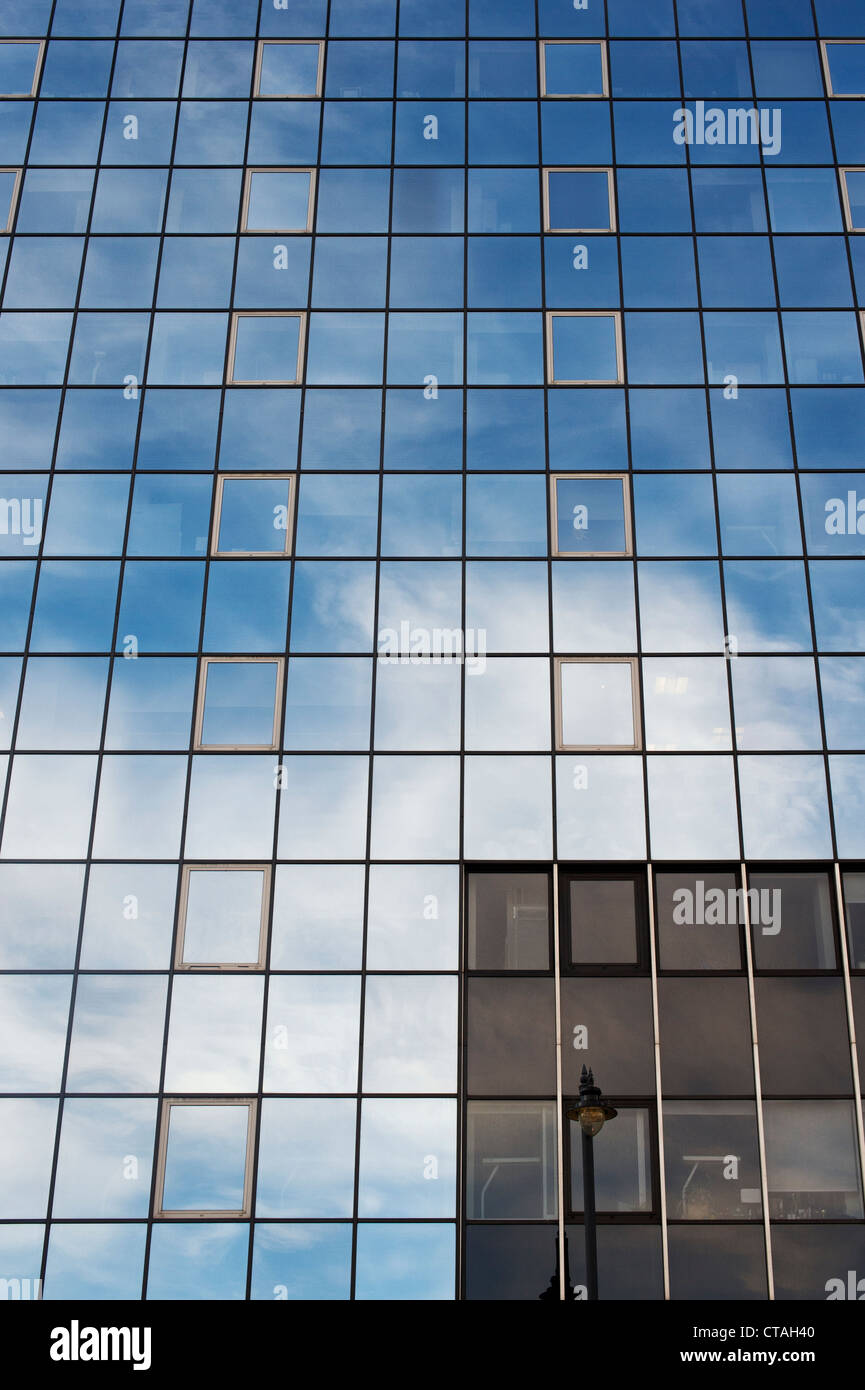 Blauer Himmel und Wolken spiegeln sich in Bürohaus Glasfenster. Inmarsat Konferenzgebäude. Alte Straße. London Stockfoto