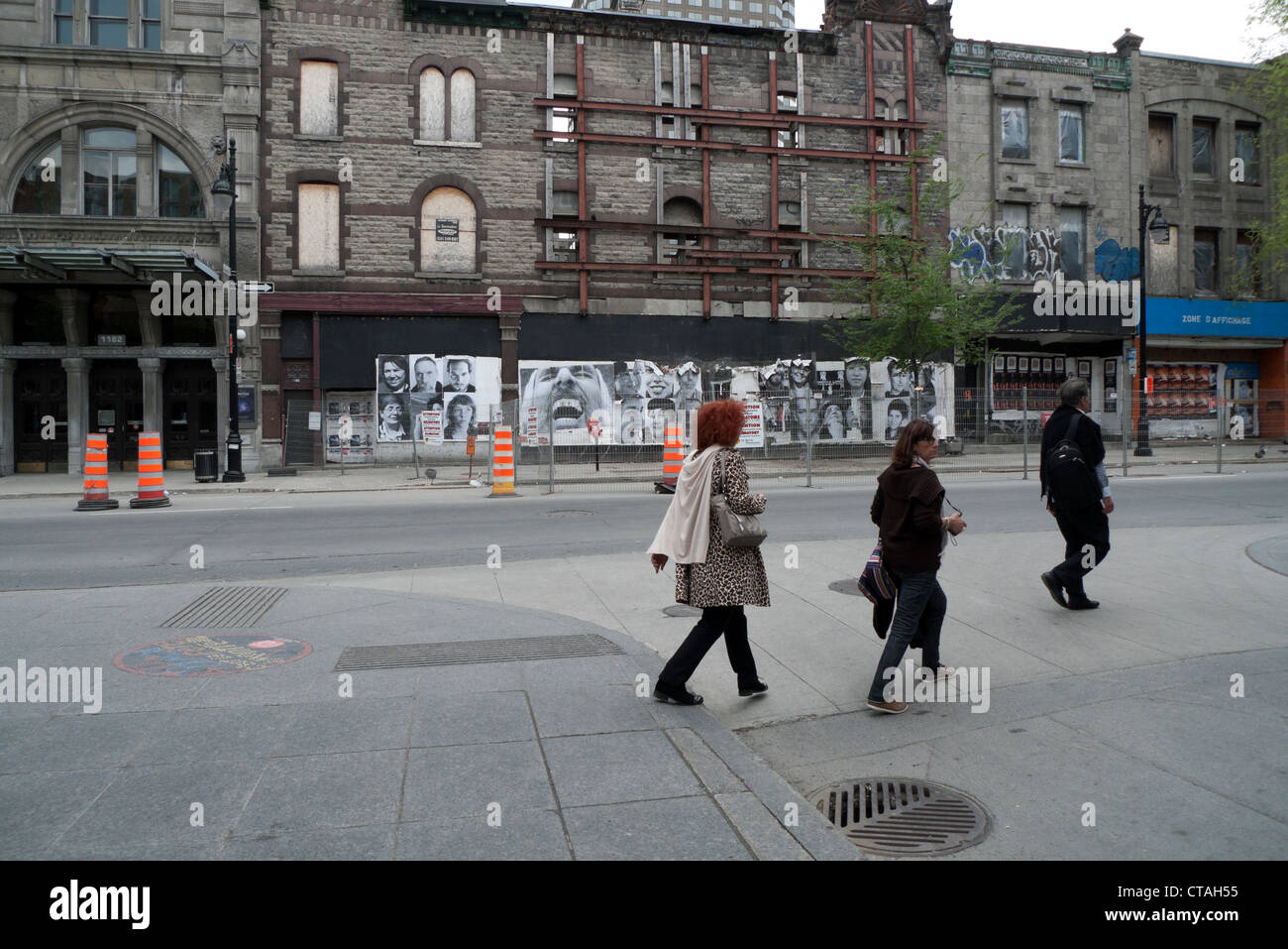 Menschen zu Fuß Vergangenheit Straßenarbeiten und geschlossene Läden in einer Revitalisierung Gegend am Boulevard Saint-Laurent Montreal Quebec Kanada Stockfoto