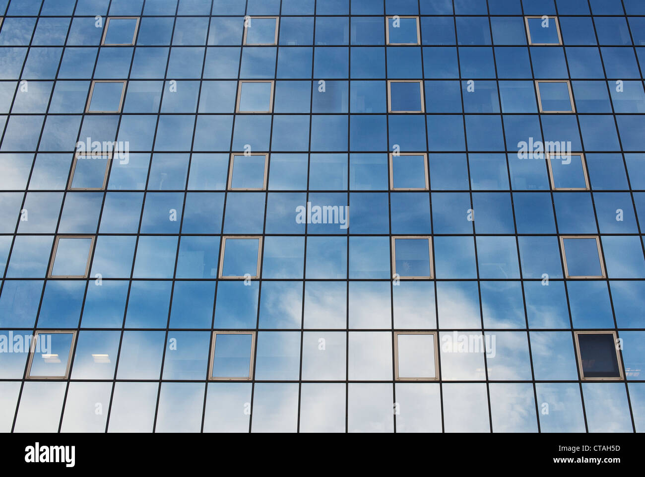 Blauer Himmel und Wolken spiegeln sich in Bürohaus Glasfenster. Inmarsat Konferenzgebäude. Alte Straße. London Stockfoto