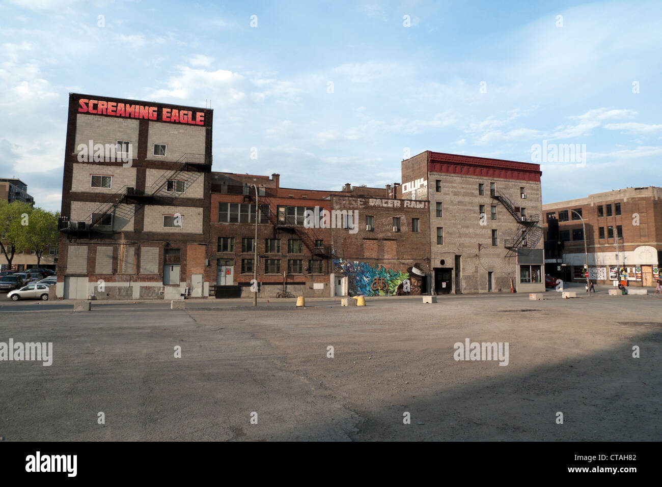 Aussicht auf leeren Parkplatz und Gebäude mit Graffiti Montreal Quebec Kanada Stockfoto