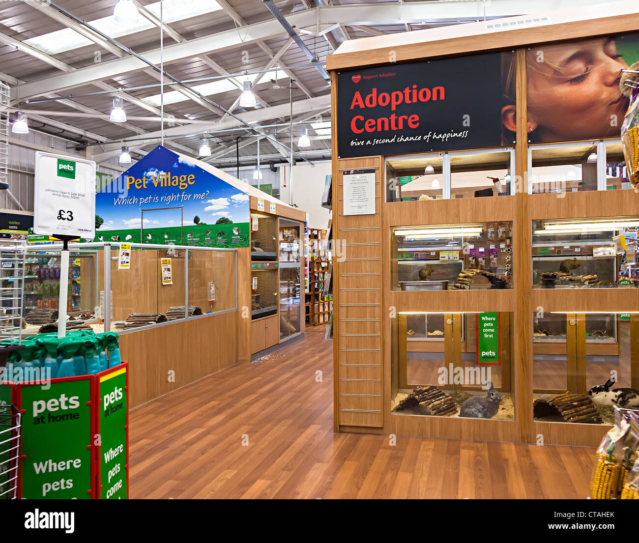 Heimtierbedarf Shop mit Annahme Zentrum für Notvermittlung Tiere, UK Stockfoto