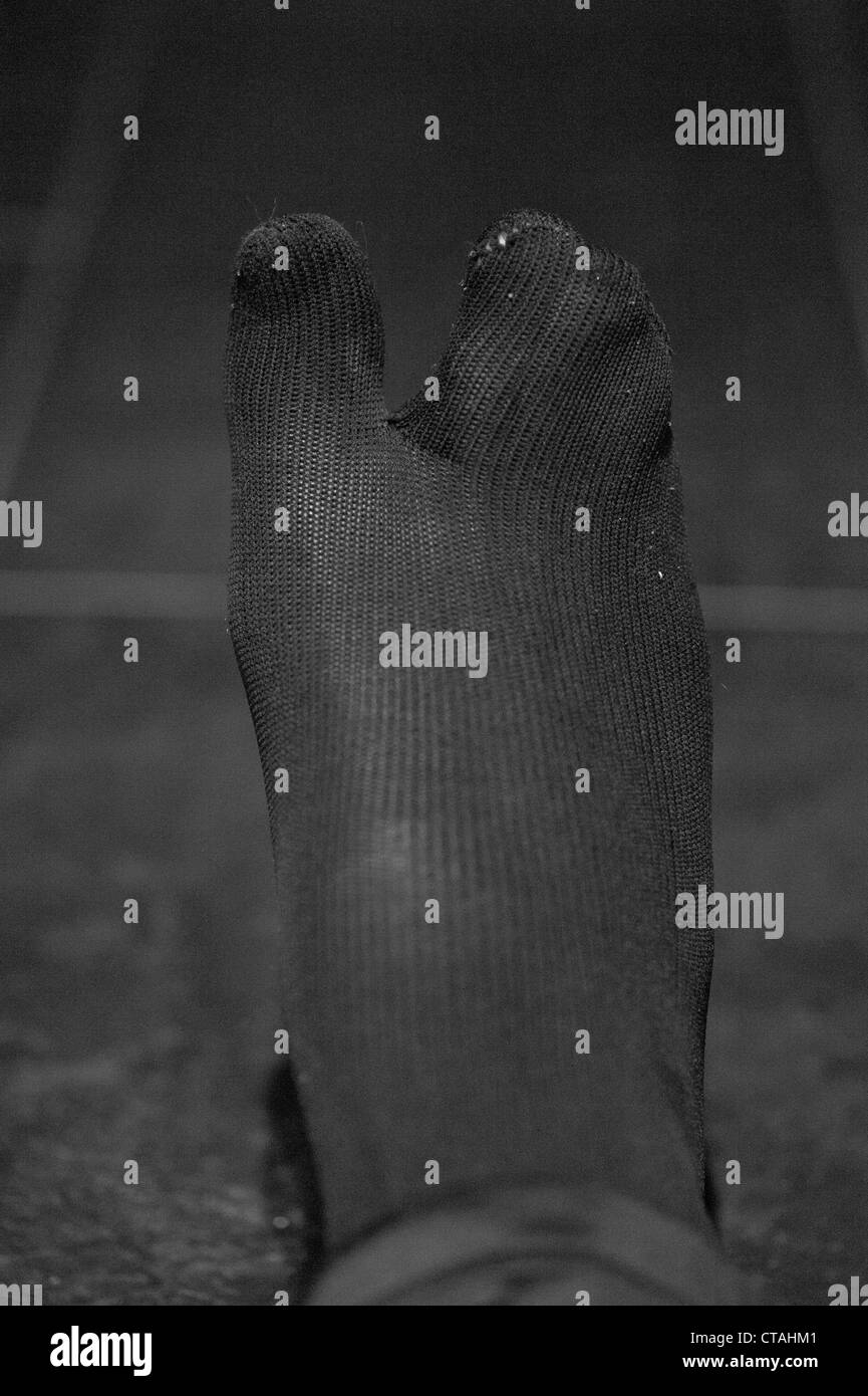 Zehe Socken (Tabi Socken) am rechten Fuß Stockfoto