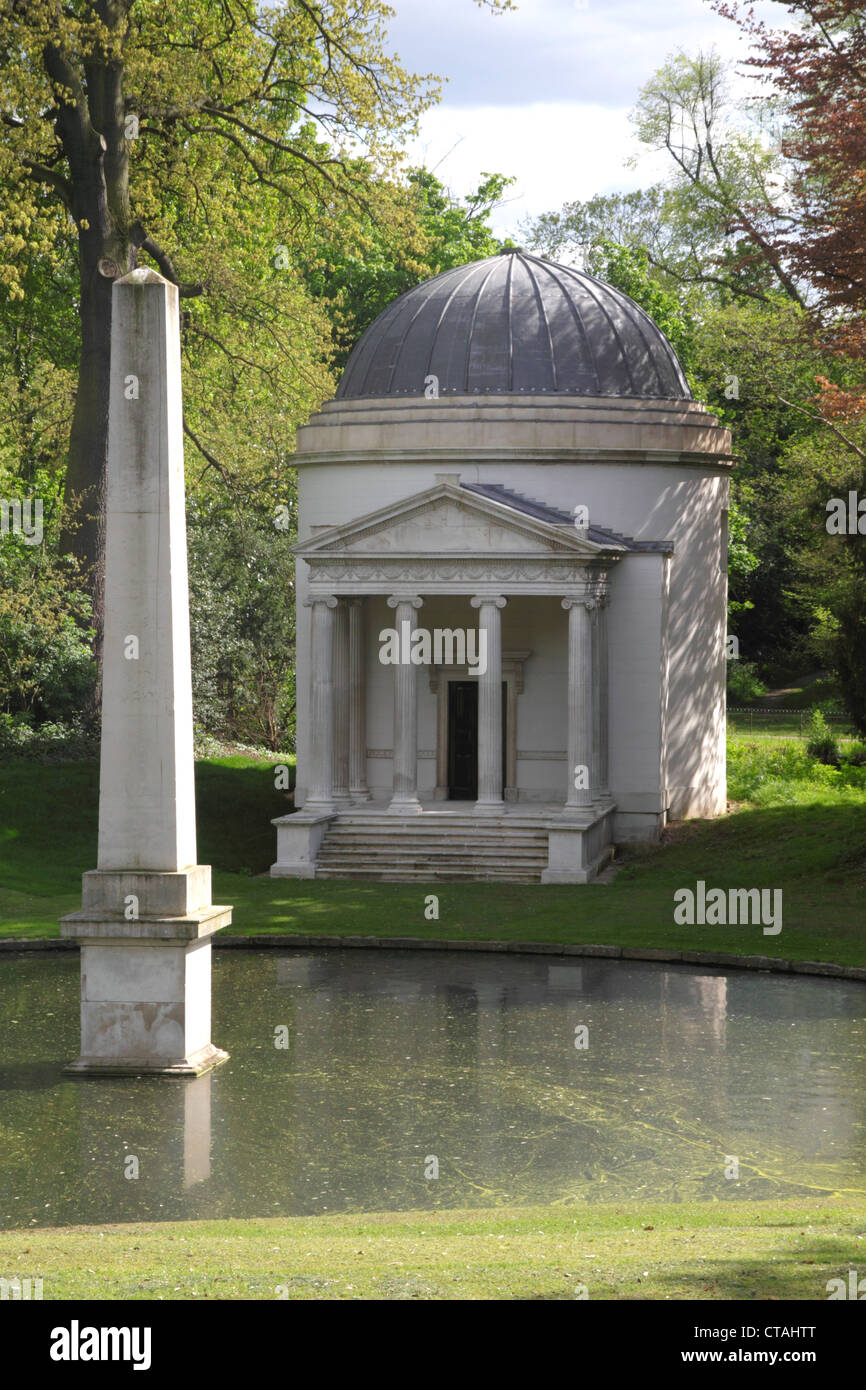 Ionische Tempel und Obelisk Chiswick House Gardens London Stockfoto