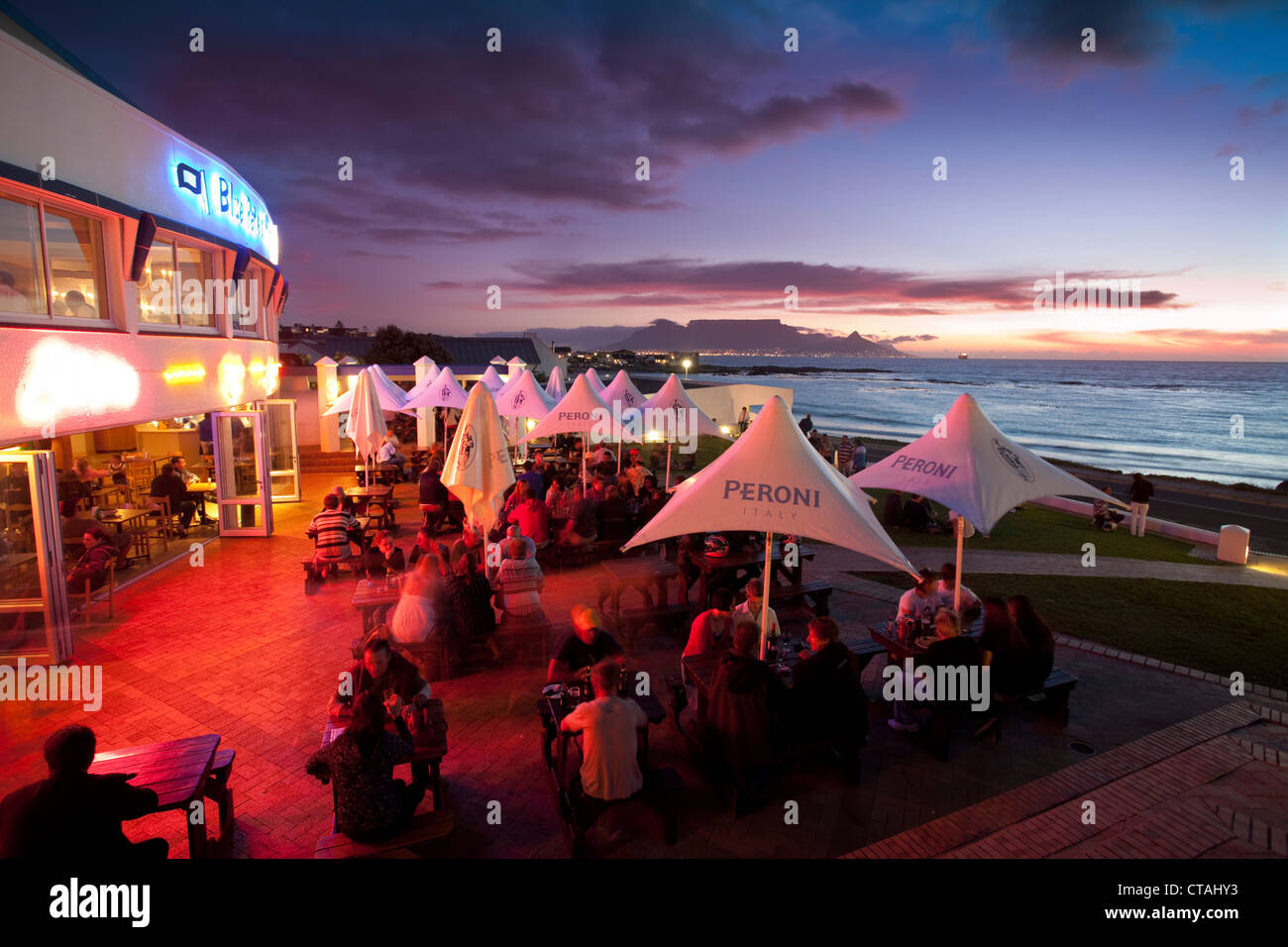 Sonnenuntergang auf der Terrasse des Hotel Blue Peter, Bloubergstrand, Kapstadt, Western Cape, South Africa, RSA, Afrika Stockfoto