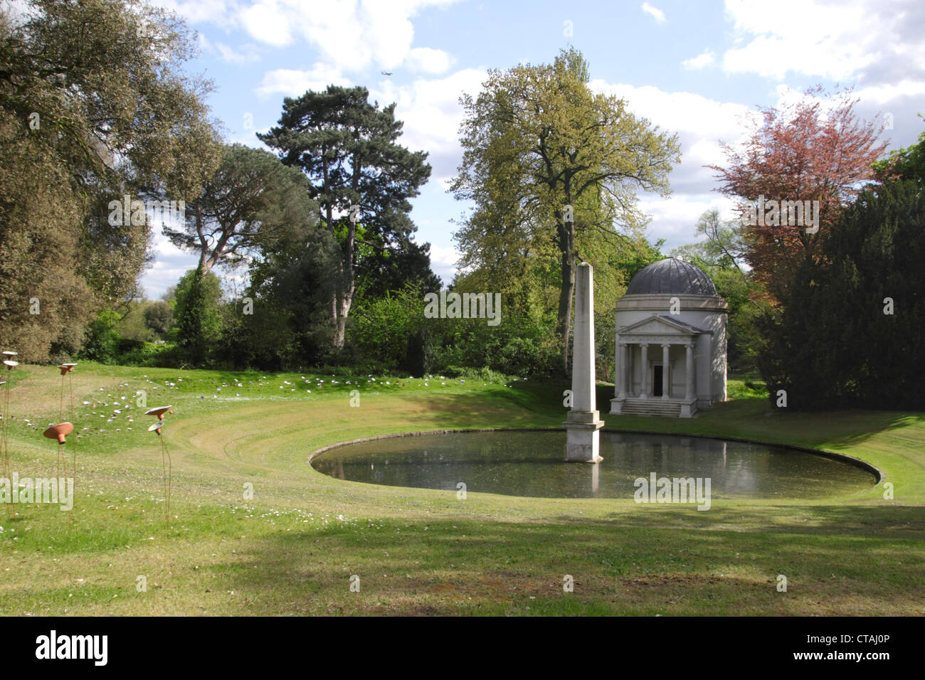 Ionische Tempel und Obelisk Chiswick House Gardens London Stockfoto