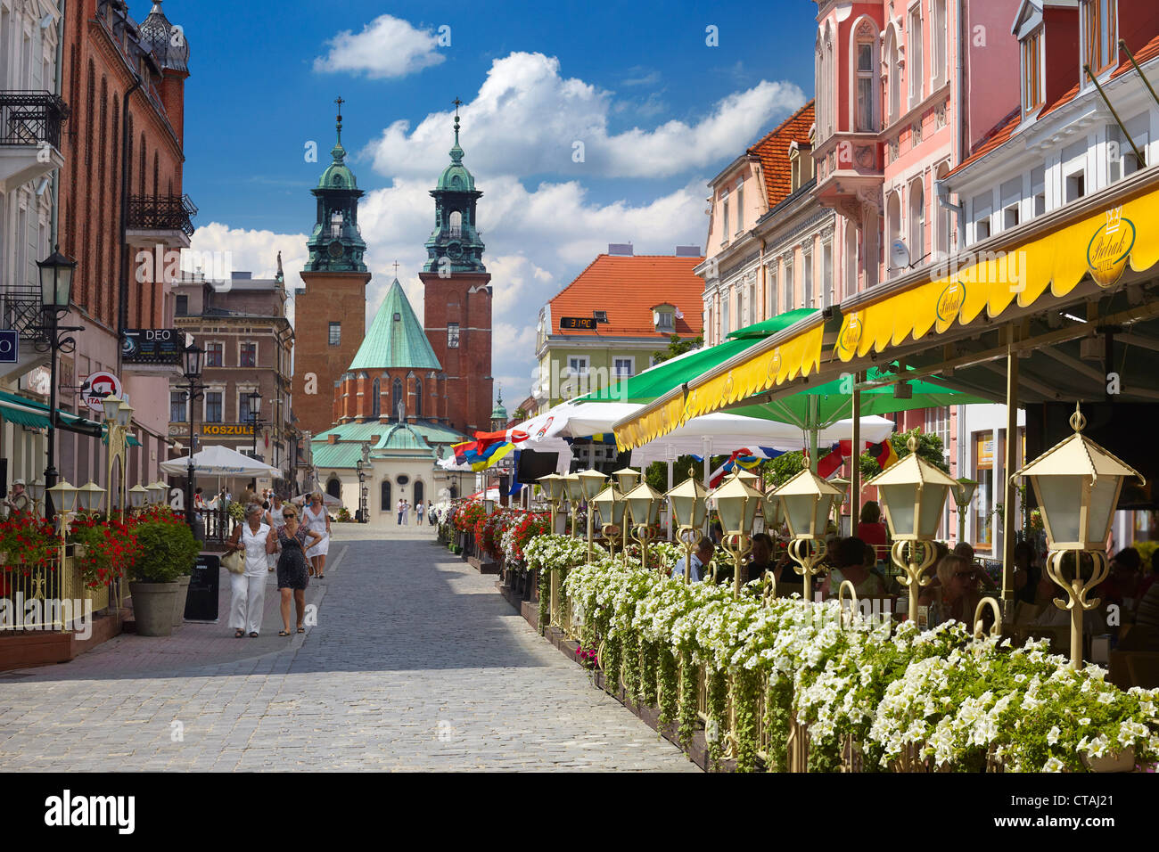 Gniezno - Altstadt, Tumska Straße mit Blick auf die Kathedrale, Polen, Europa Stockfoto