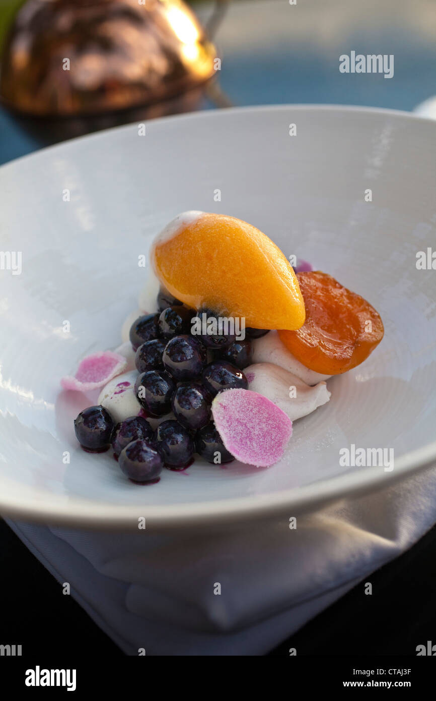Baiser-Pfirsich-Sorbet mit Beeren, Blaubeeren und kandierten Rosenblättern, Round House Restaurant, Camps Bay, Kapstadt, Western Stockfoto