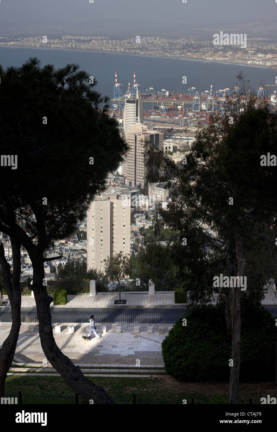 Panoramablick vom Berg Karmel mit Blick auf den Hafen von Haifa, Israel Stockfoto
