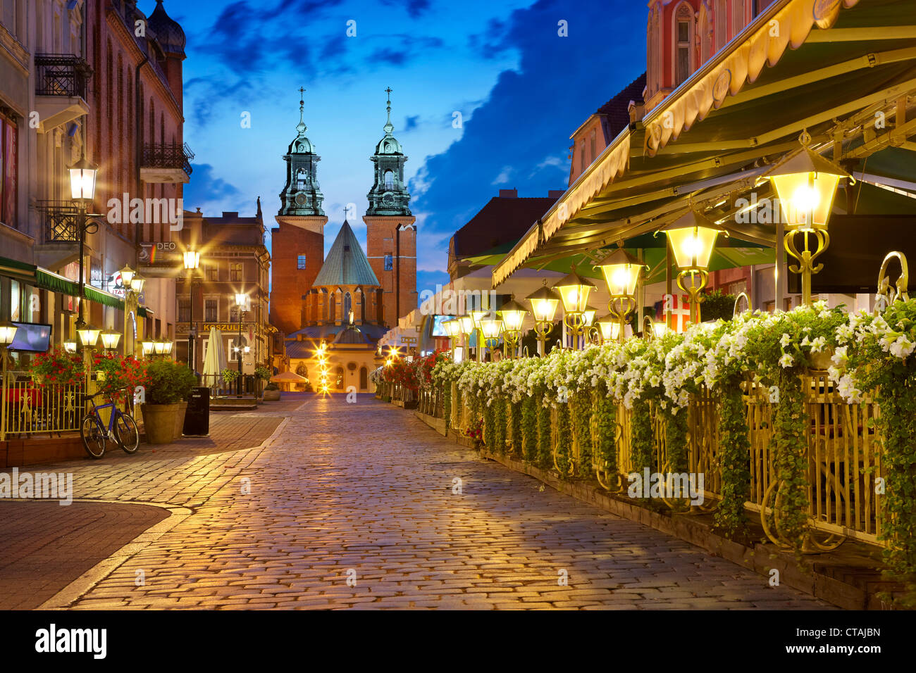 Gniezno - Altstadt, Tumska Straße mit Blick auf die Kathedrale, Polen, Europa Stockfoto