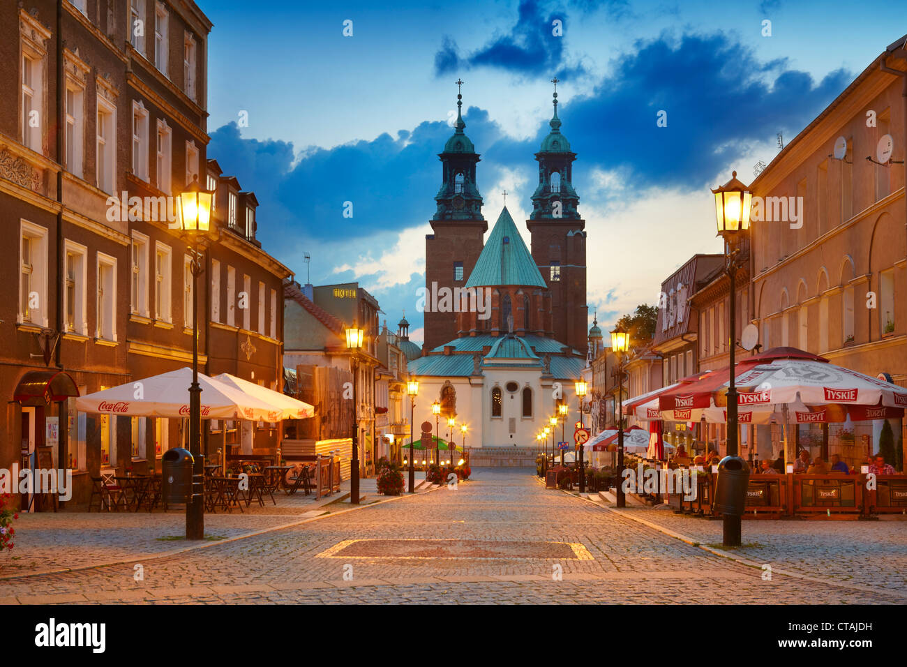 Gniezno - Altstadt, Tumska Straße mit Blick auf die Kathedrale, Polen Stockfoto