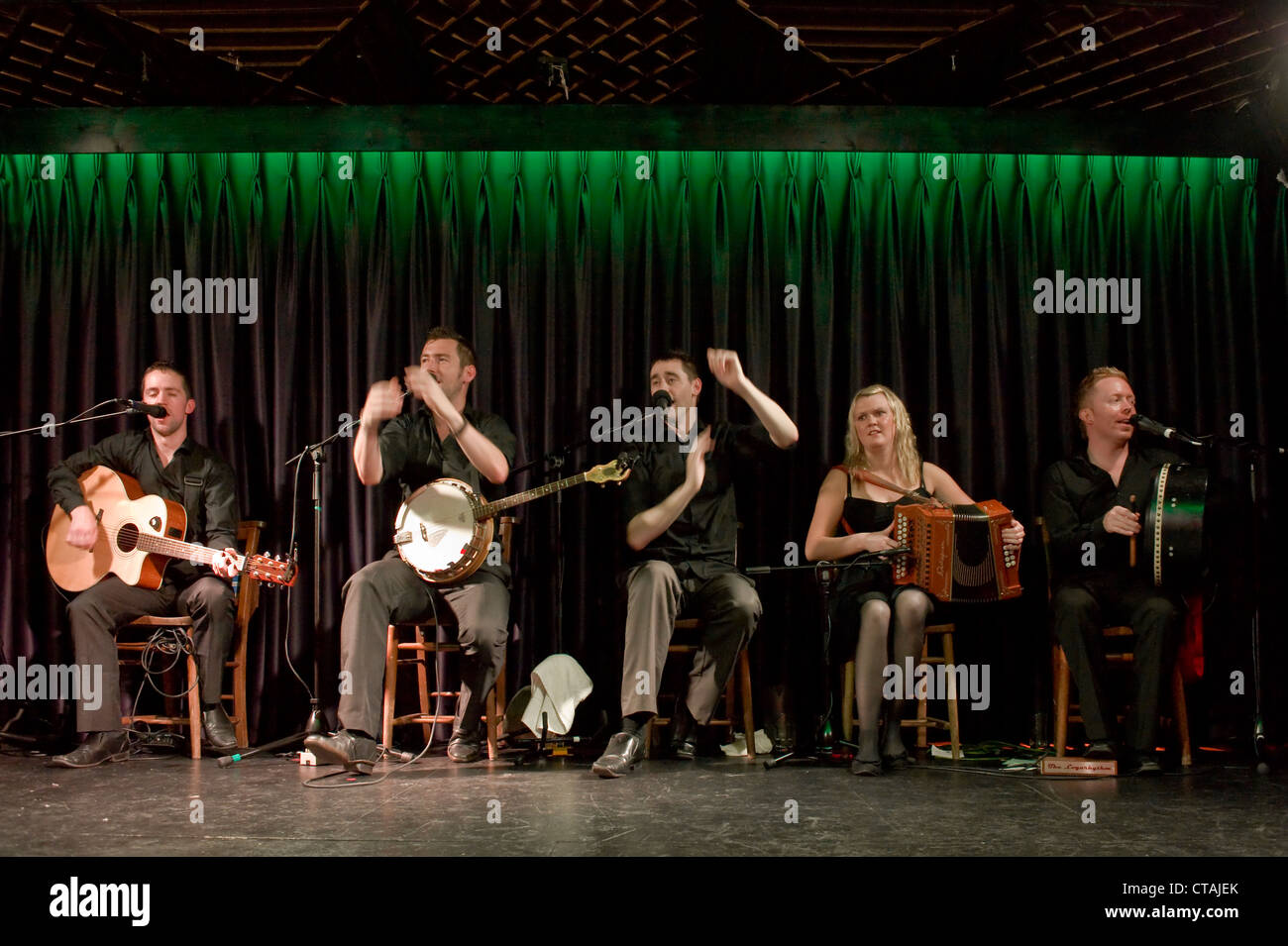 "Púca" eine traditionelle irische Musikband Gruppe spielen im Arlington Hotel, Dublin. Stockfoto