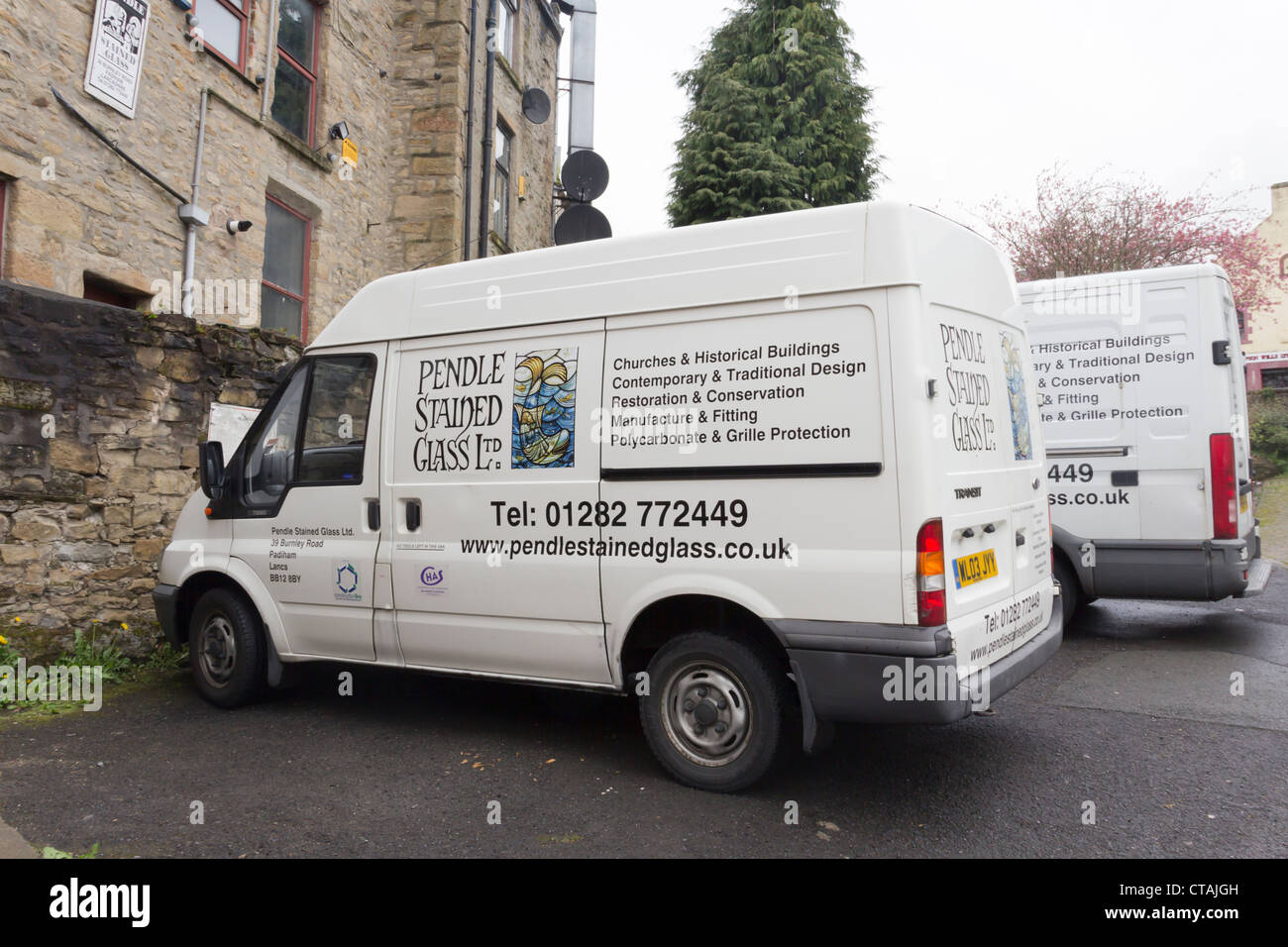 Ford Transit Transporter gehören Pendle Stained Glass Limited geparkt