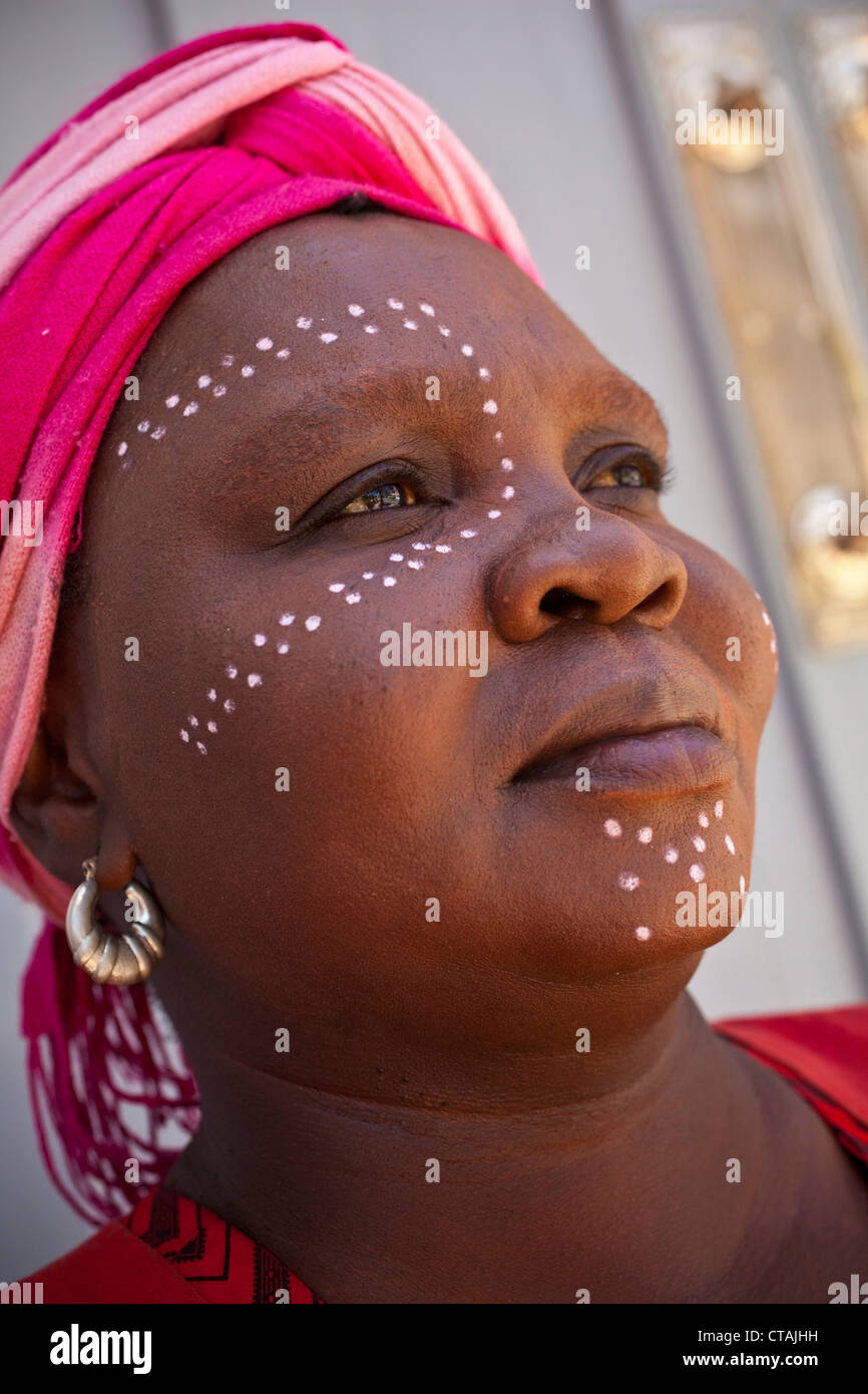 Schwarze afrikanische Frau im traditionellen Stammes-Kleid, Cape Town, Western Cape, Südafrika Stockfoto