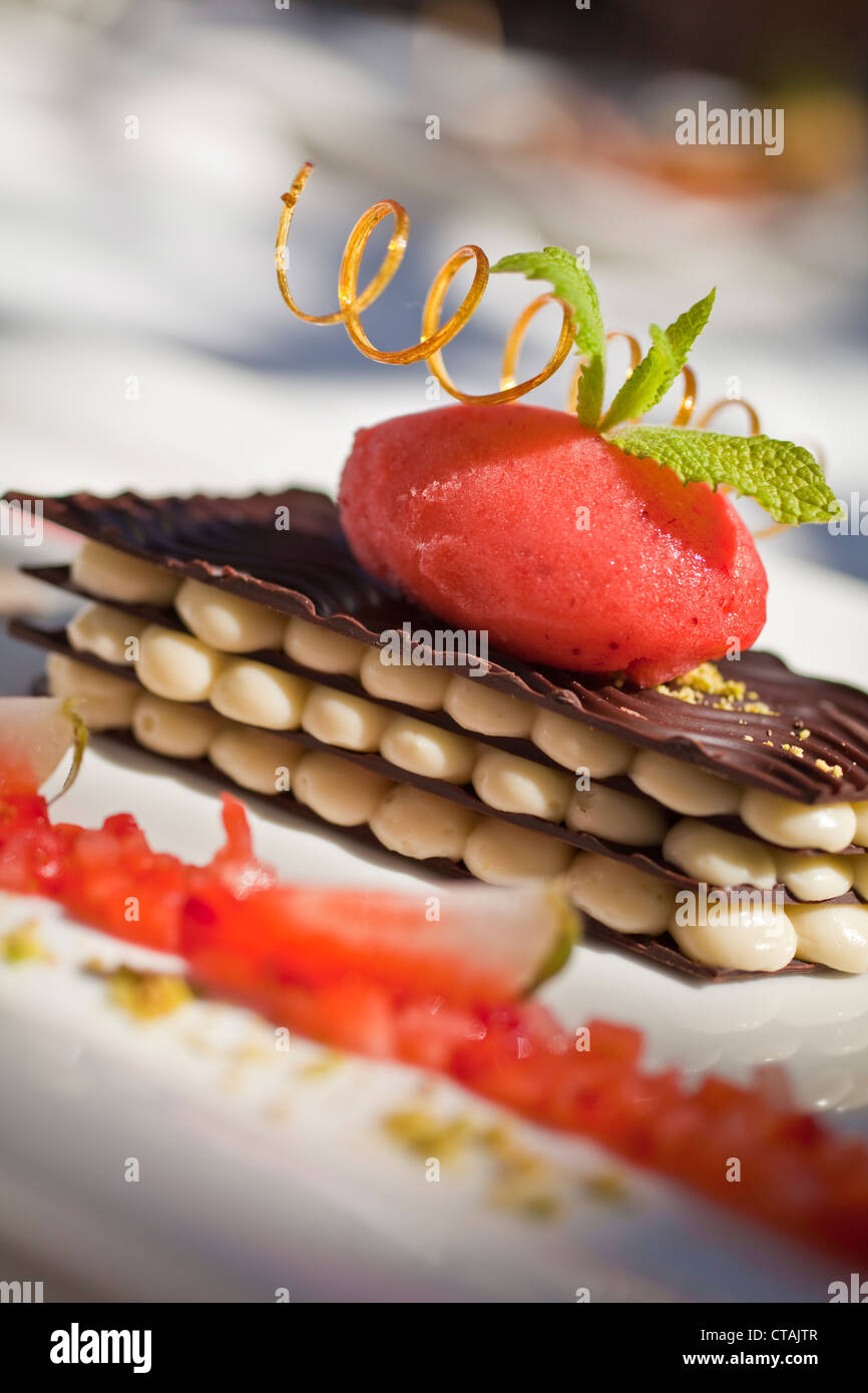 Mille Feuille von weißer und dunkler Schokolade mit marinierten Erdbeeren und Erdbeer-Sorbet, Restaurant Bosmans Grande Roche Stockfoto