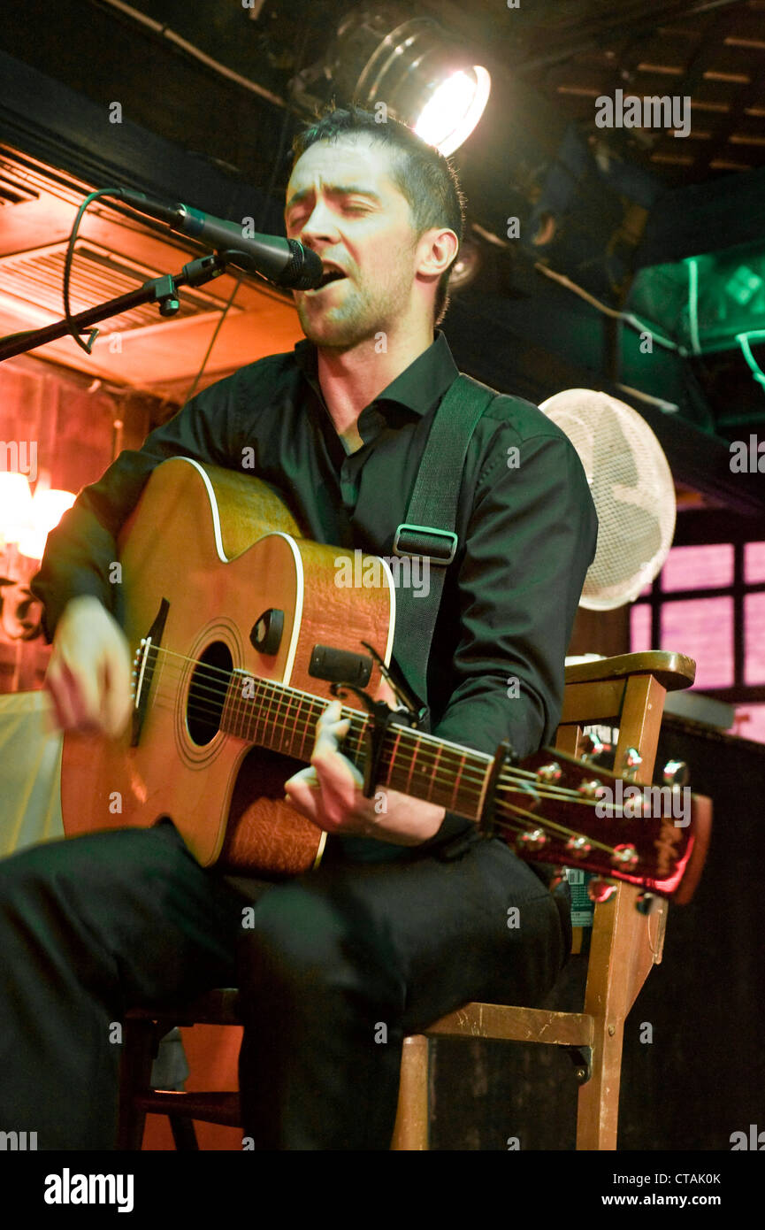 Barry spielt einer Stahlsaite akustische Gitarre mit "Púca" eine traditionelle irische Musik-Band spielt im Arlington Hotel, Dublin. Stockfoto