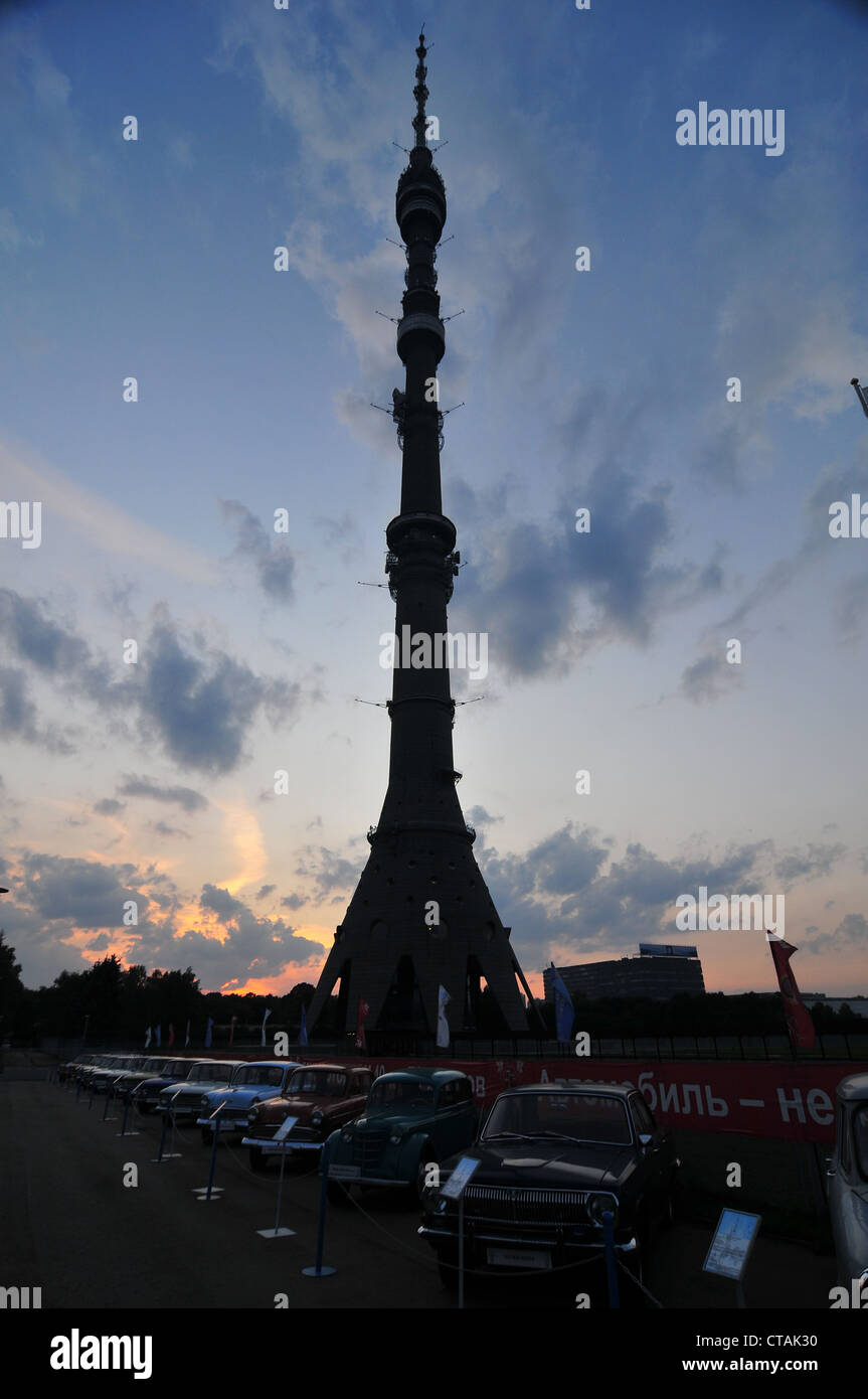 Ostankino-Turm, Fernsehen und Radio Tower in Moskau. In der Nacht während eines historischen Lada Auto-Ausstellung gezeigt. Stockfoto