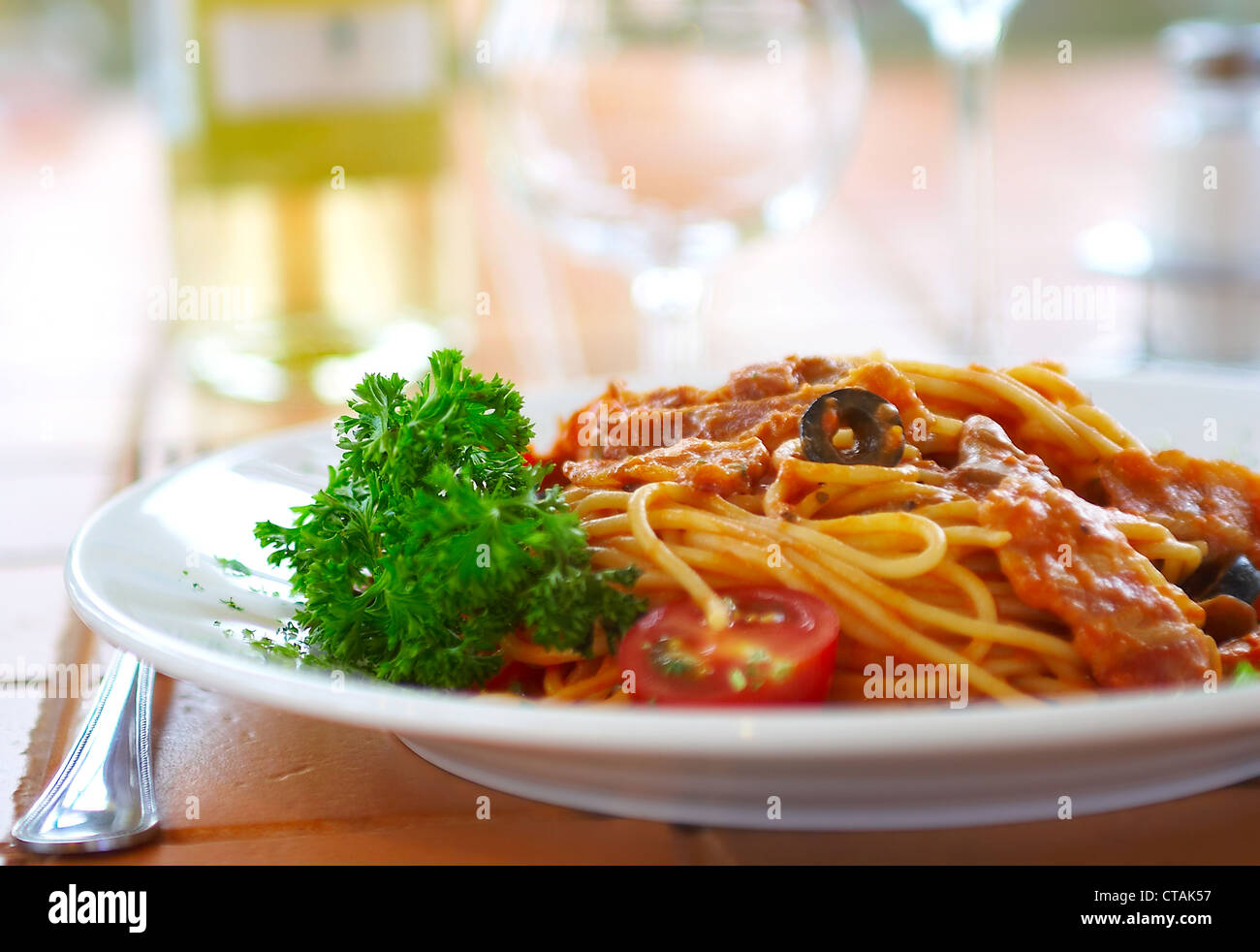 Spaghetti mit Tomatensauce auf einem Tisch im Café. Stockfoto