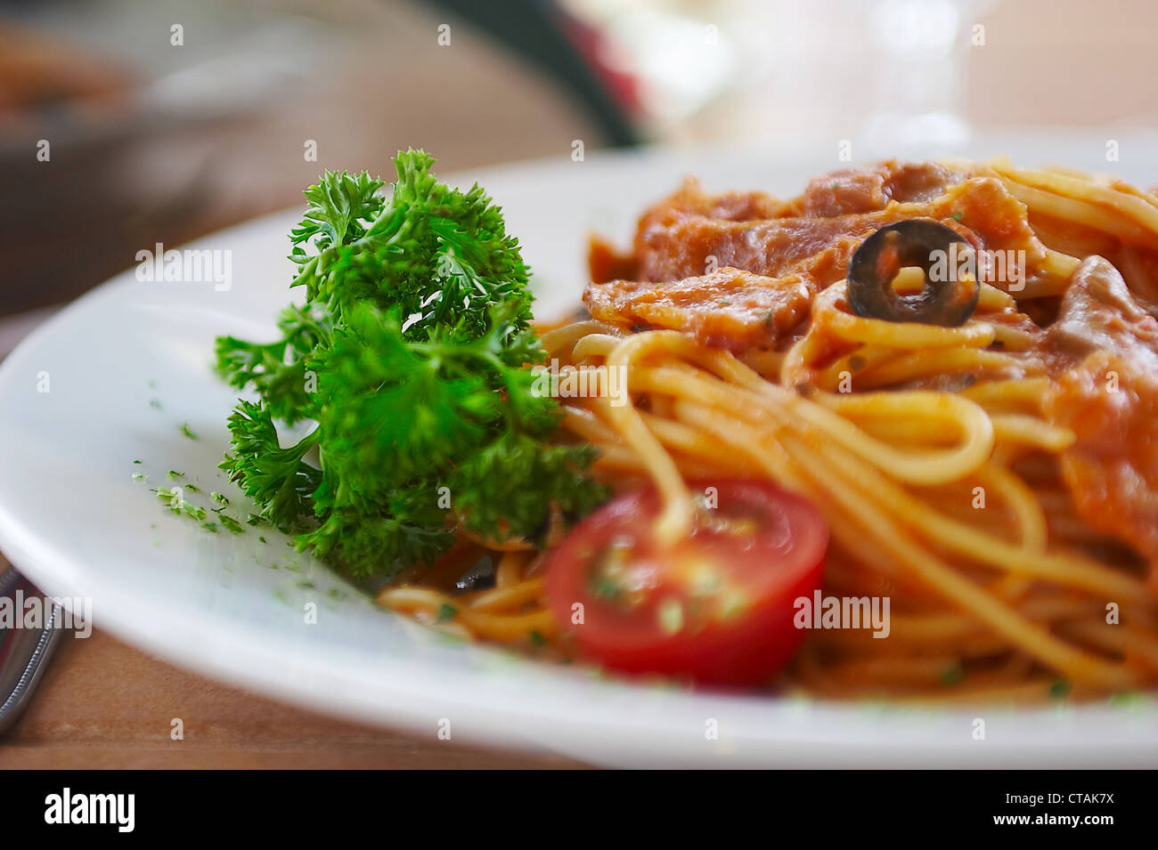 Spaghetti mit Tomatensauce auf einem Tisch im Café. Stockfoto