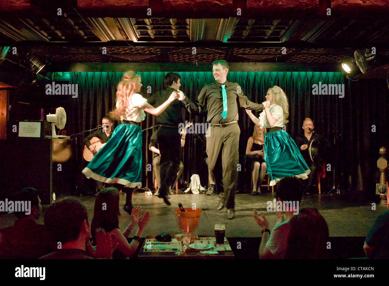 Mitglieder der "Celtic Rhythmus Professional irische Tänzer" auf der Bühne mit backing-Musik von "Puca" im Arlington Hotel, Dublin. Stockfoto