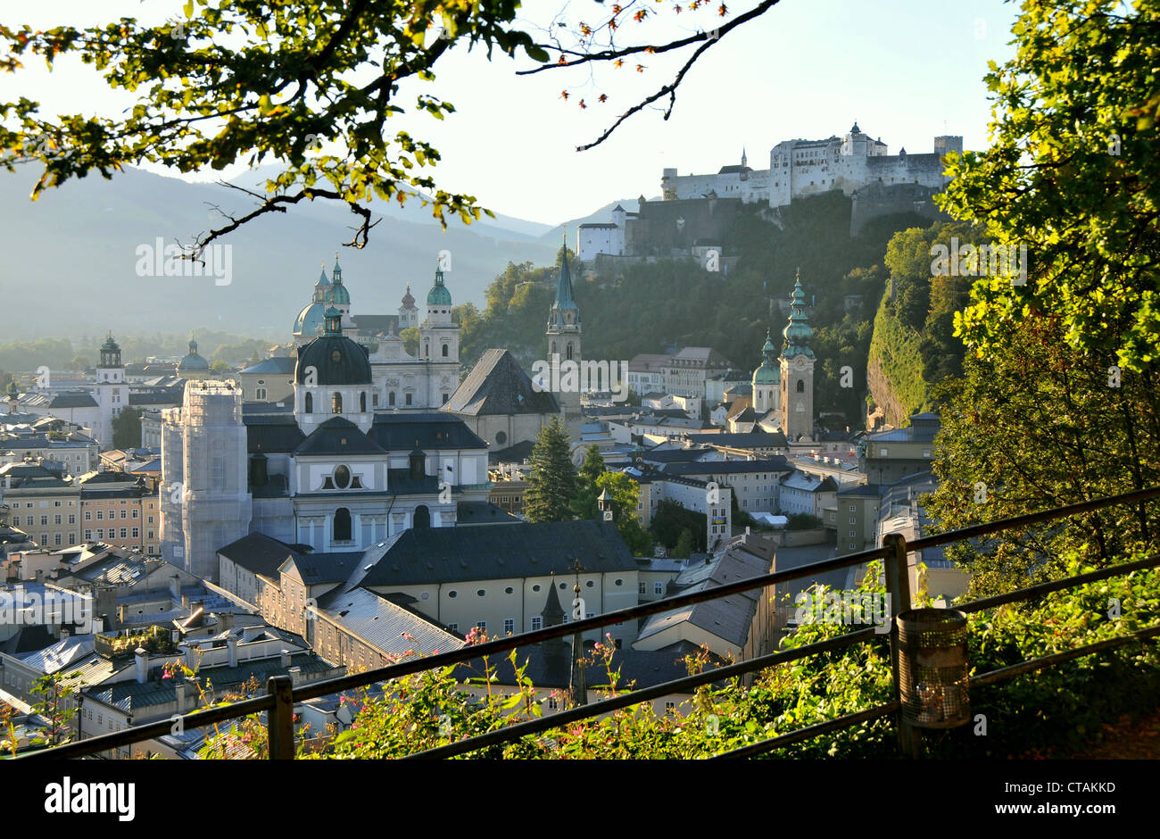 Blick vom Mönchsberg in Richtung Salzburg, Österreich Stockfoto