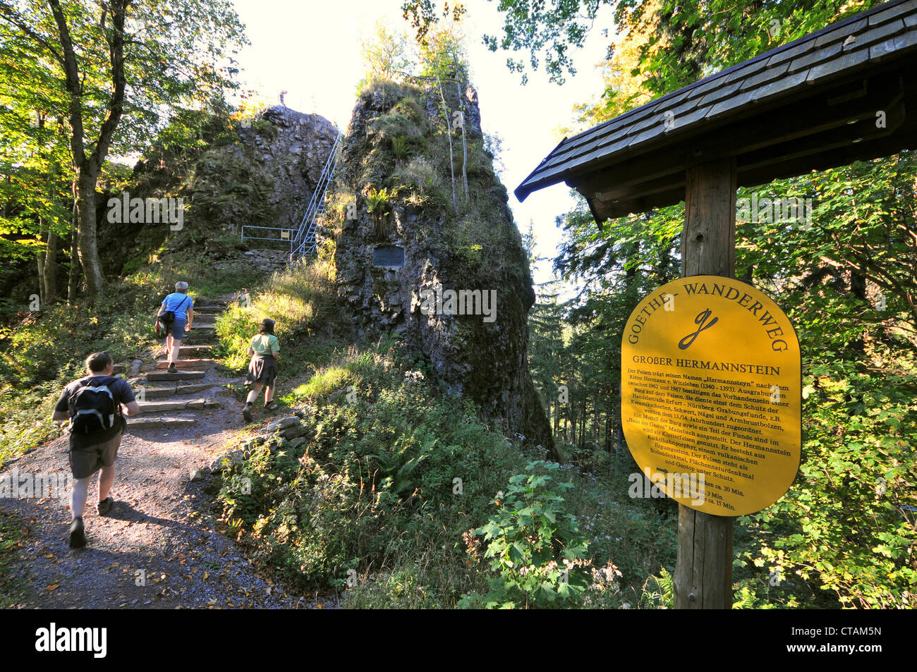 Wanderer auf der Goethe-trail, Herrmannstone in der Nähe von Kickelhahn, in der Nähe von Ilmenau, Thüringer Wald, Thüringen, Deutschland Stockfoto