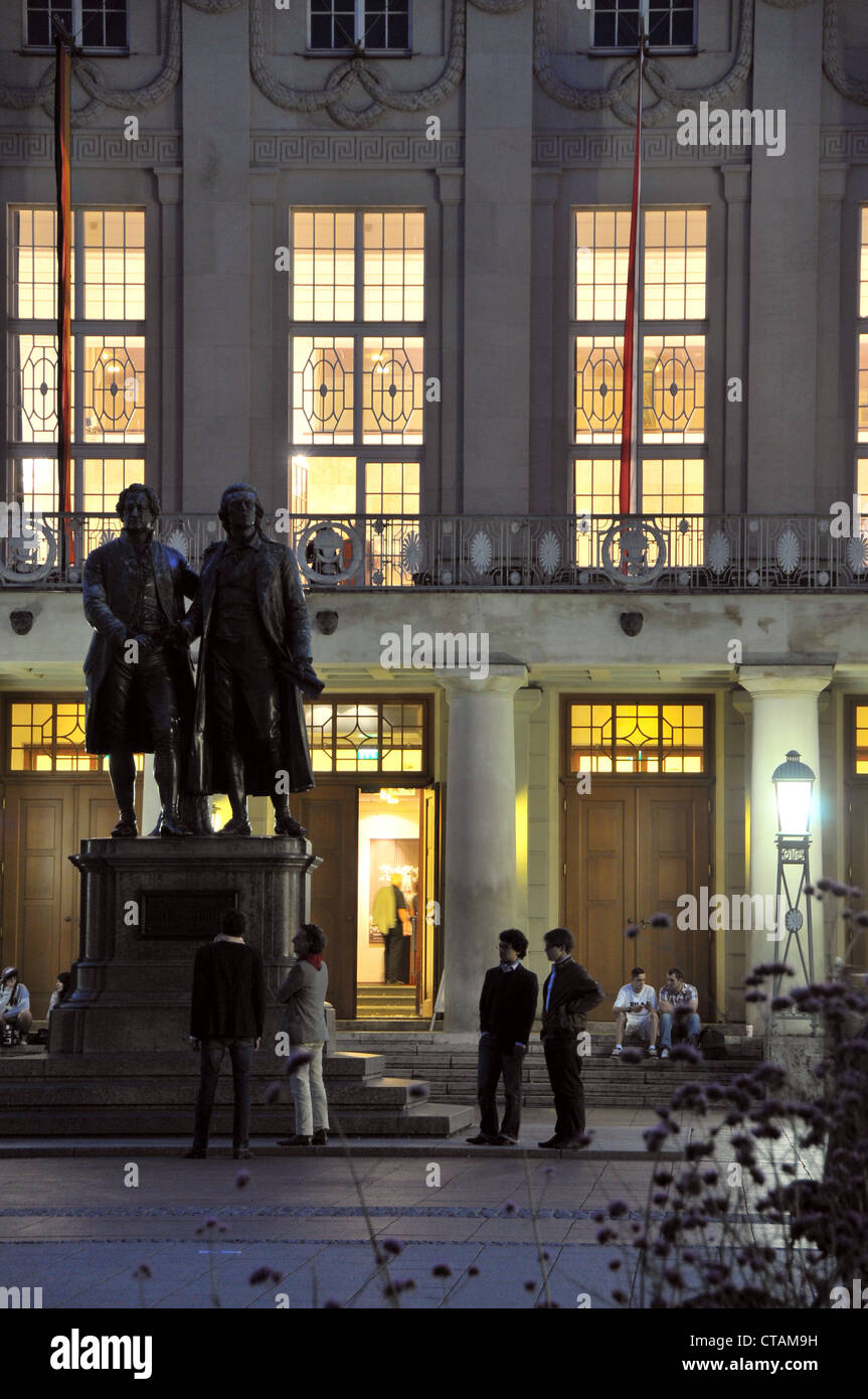 Deutsches Nationaltheater mit Goethe und Schiller Denkmal am Theater Platz, Weimar, Thüringen, Deutschland Stockfoto