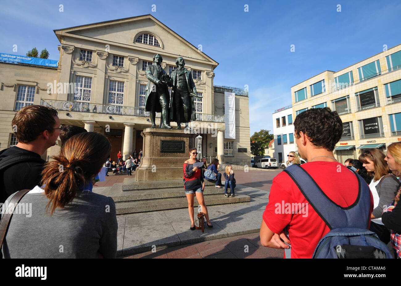 Deutsches Nationaltheater mit Goethe und Schiller Denkmal am Theater Platz, Weimar, Thüringen, Deutschland Stockfoto
