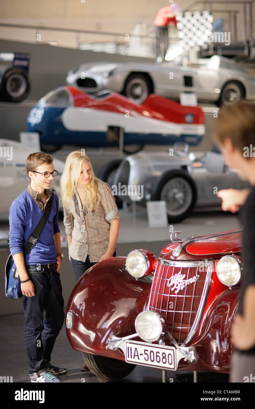 Studenten im Verkehrsmuseum Blick auf ein Oldtimer, Deutsches Museum, Deutsches Museum, München, Bayern, Deutschland Stockfoto