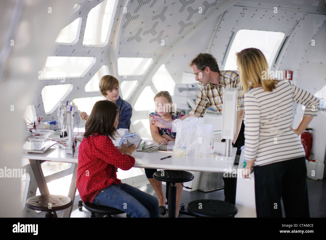 Familie im Deutschen Museum, Deutsches Museum, Zentrum für neue Technologien, München, Bayern, Deutschland Stockfoto