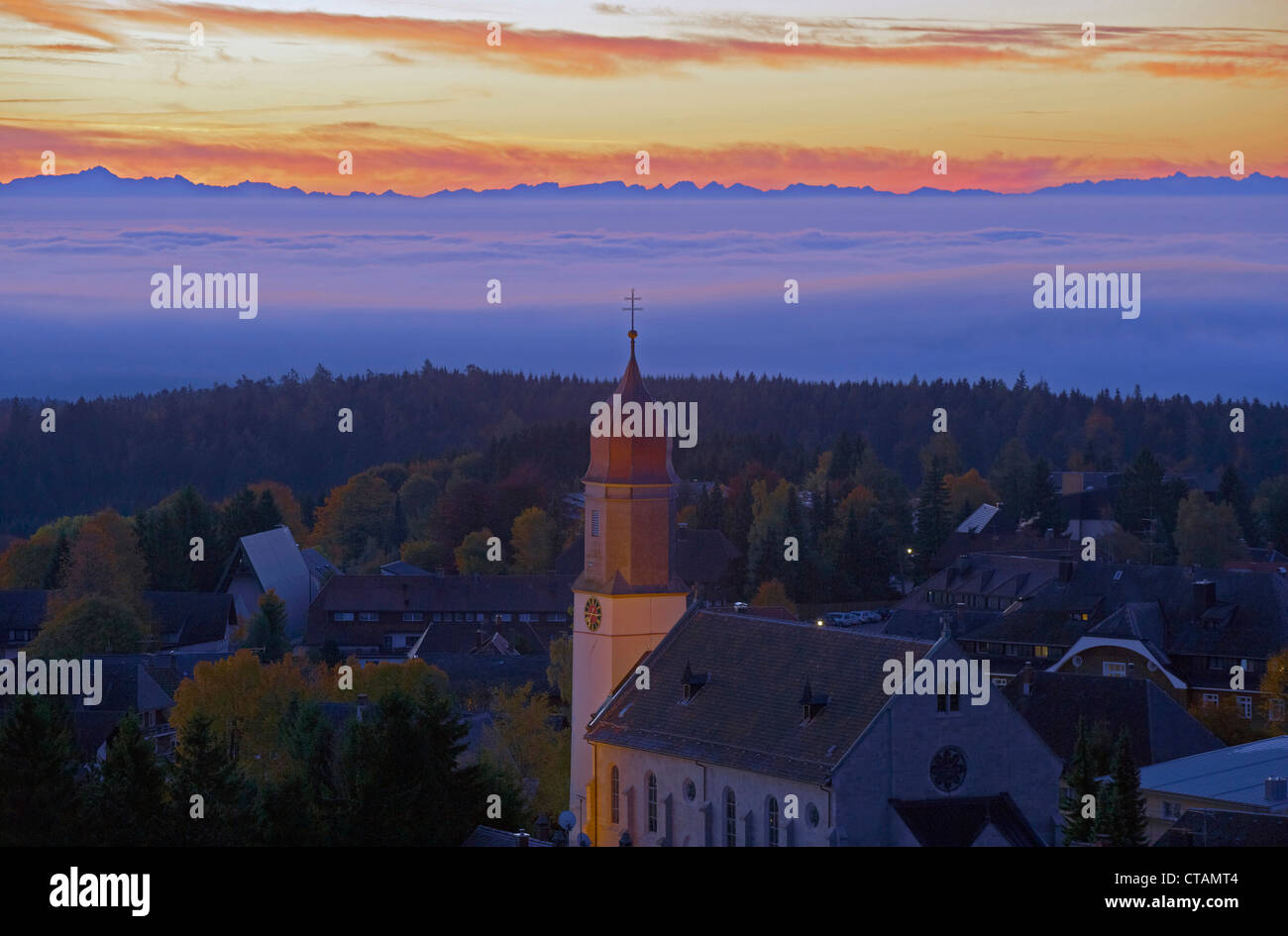 Blick über Hoechenschwand in den Schweizer Alpen, Herbstmorgen, Sonnenaufgang, südlichen Teil des Schwarzwald, Schwarzwald, Baden-wü Stockfoto