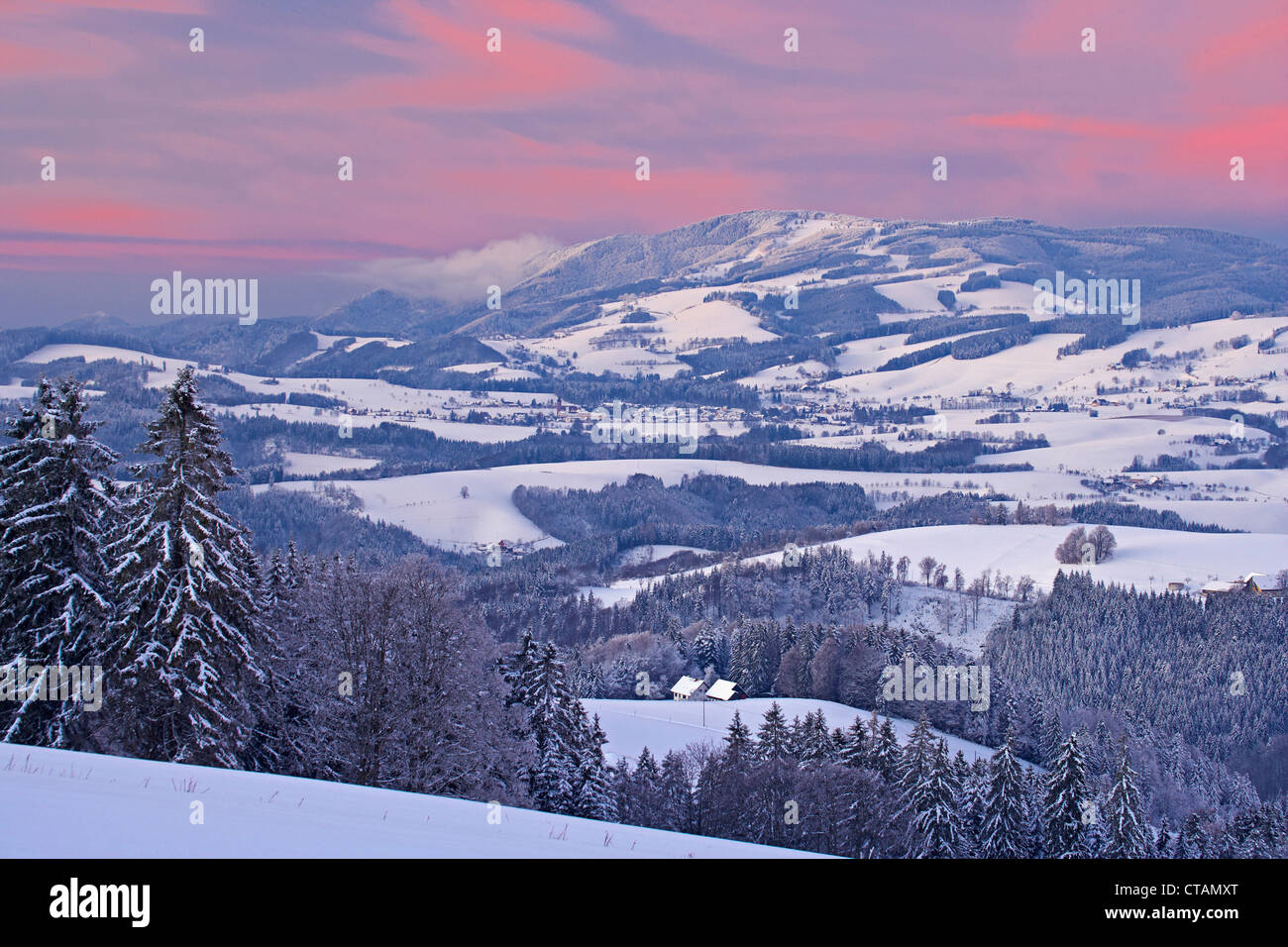 Sehen Sie auf einen Winter-Abend von Breitnau-Fahrenberg in Richtung Kandel Berg und St. Peter, Schwarzwald, Baden-Württemberg, Deutschland Stockfoto