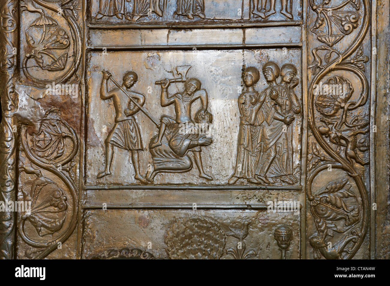 Gniezno - Kathedrale, Detal romanische Tür, Todesszene, das Leben von St. Adalbert, Polen Stockfoto