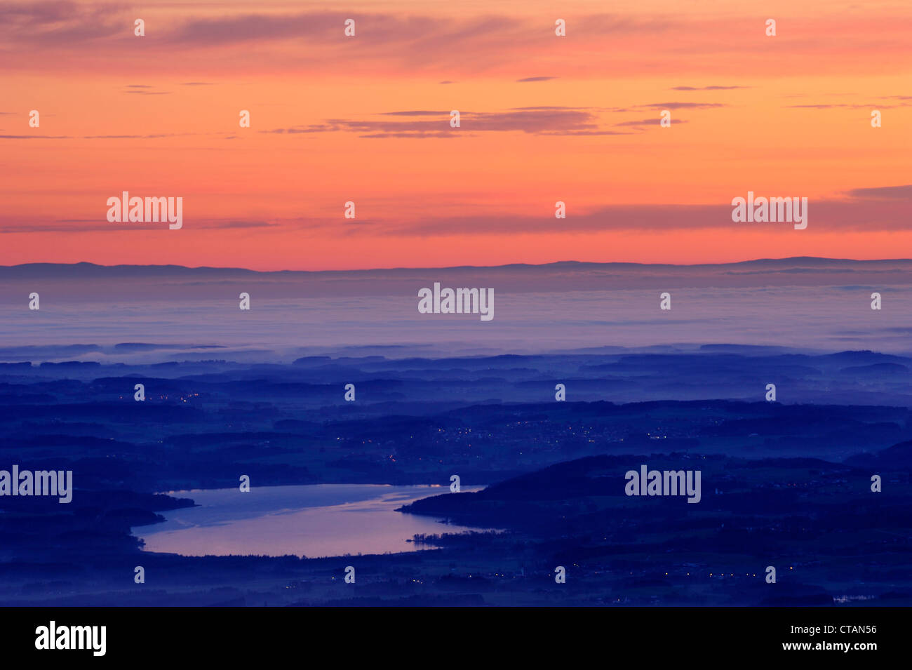 Pre-Alpen mit See Simssee im Morgennebel, Bayerischer Wald am Horizont, Blick vom Lacherspitz, Wendelstein-Palette, Bayerische Alpen, Stockfoto