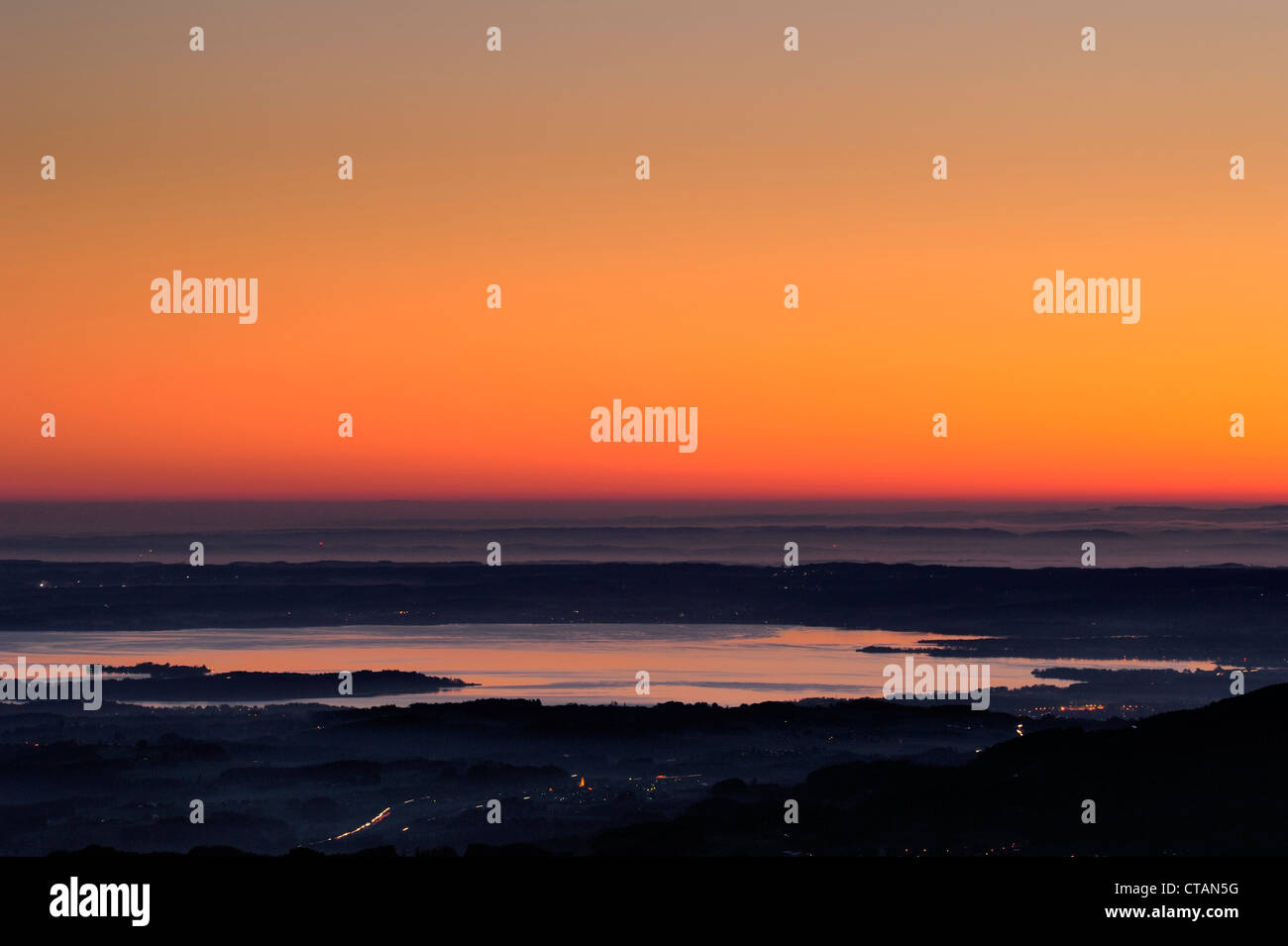 Pre-Alpen mit See Chiemsee im Morgengrauen, Blick vom Wendelstein Palette, Bayerische Alpen, Upper Bavaria, Bayern, Deutschland, Europa Stockfoto