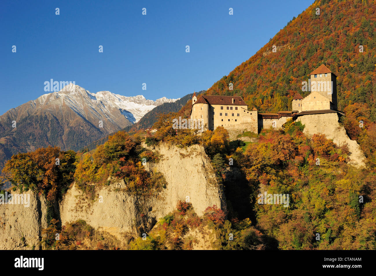 Burg Schloss Tirol mit Bergen in herbstlichen Farben und Texel Bereich im Hintergrund, Schloss Tirol, Meran, Südtirol, Italien, E Stockfoto