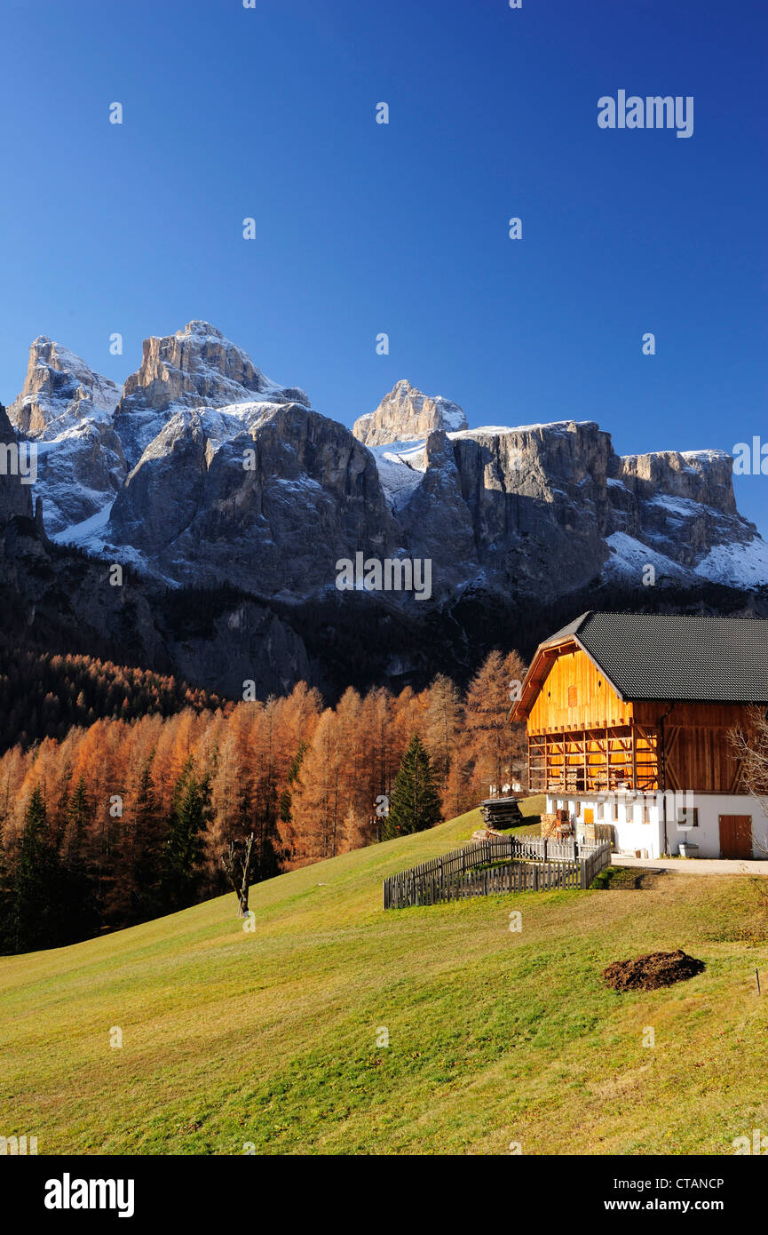 Bauernhaus vor Felswänden der Sella Range, Corvara, Dolomiten, UNESCO World Heritage Site Dolomiten, Südtirol, Italien, E Stockfoto