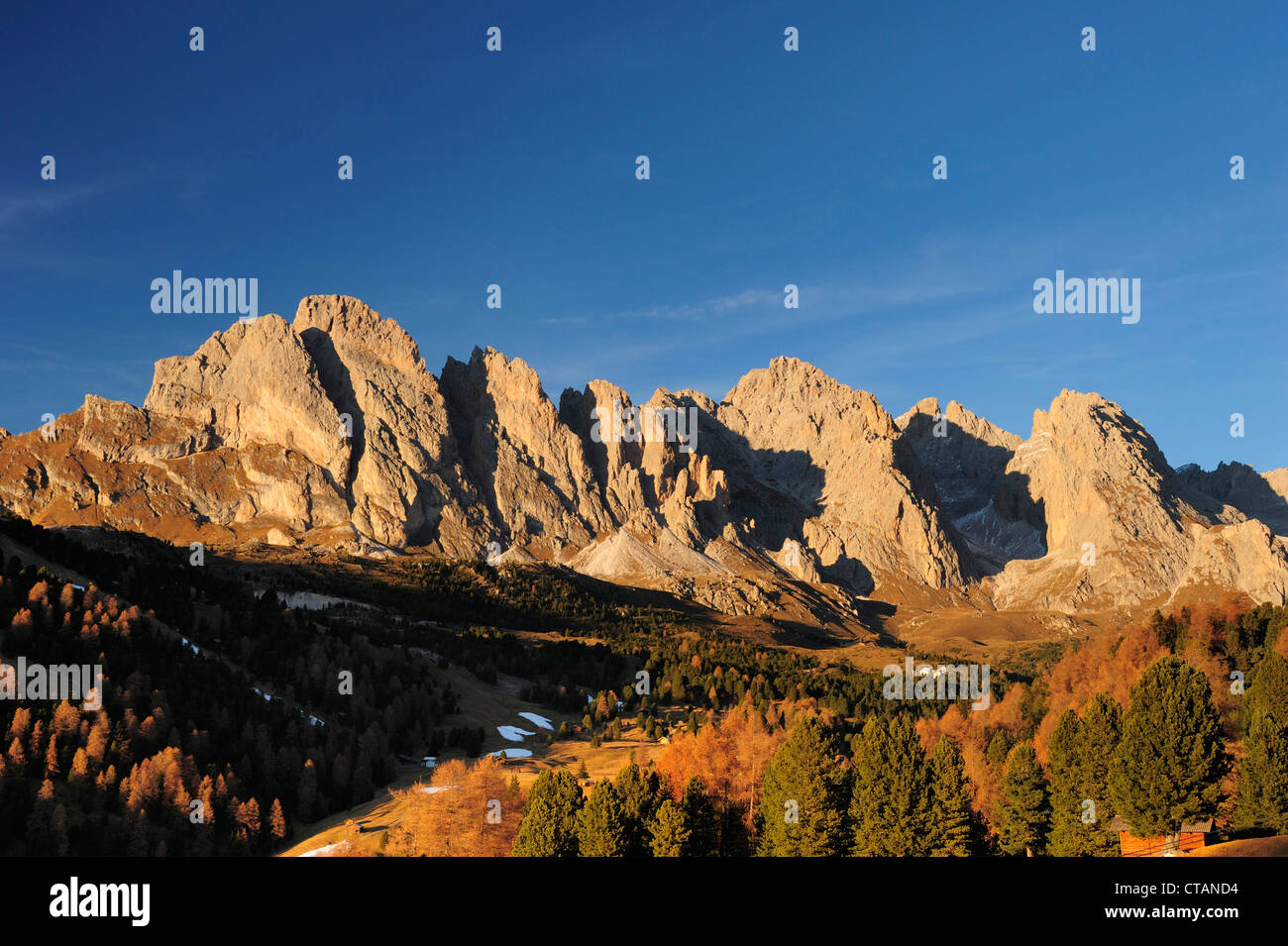 Geisler-Palette mit Sass Rigais im Sonnenlicht, Tal der Grödens, Dolomiten, UNESCO World Heritage Site Dolomiten, Südtirol, Stockfoto