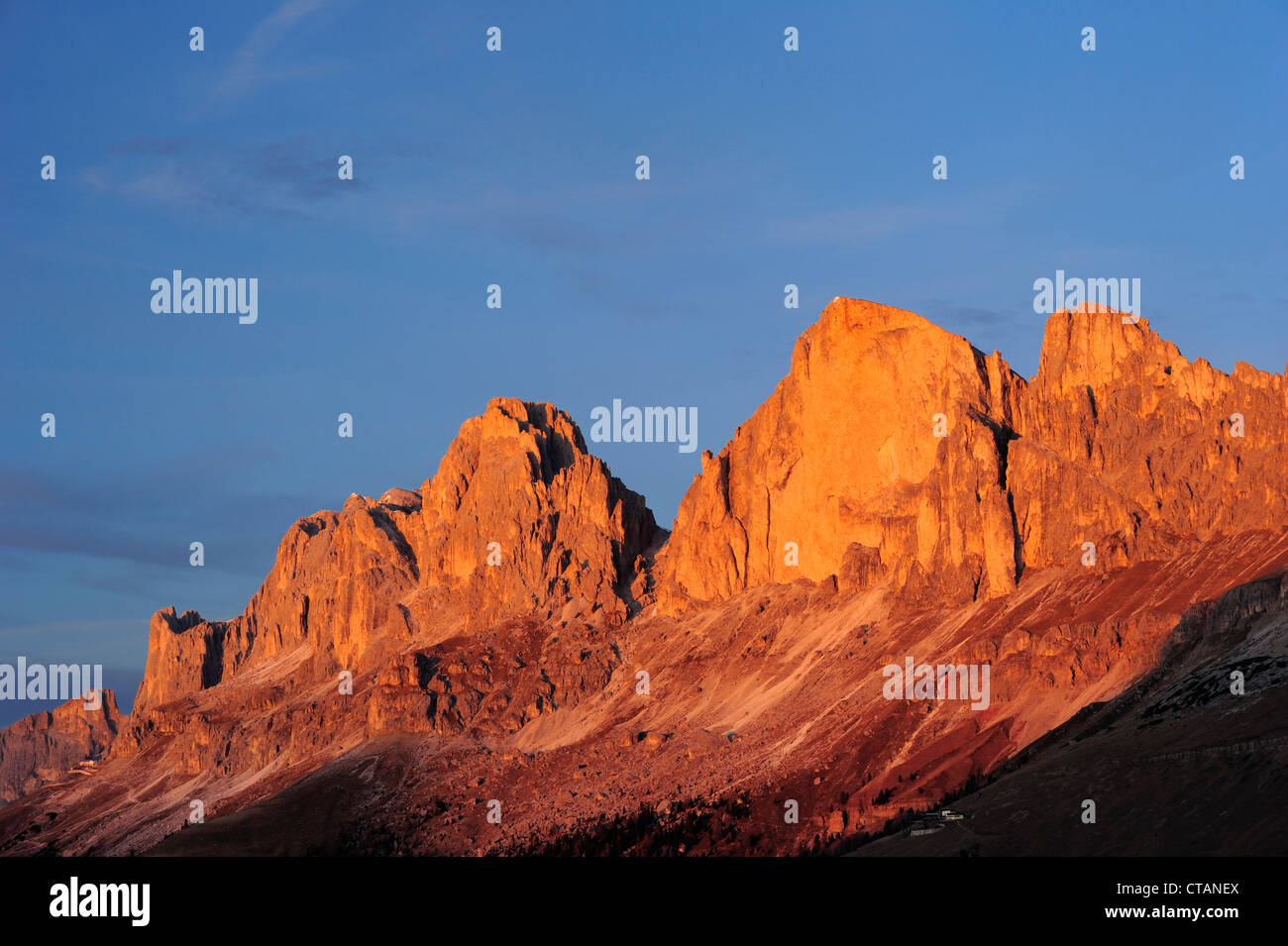 Rosengarten-Palette mit Rotwand im Sonnenlicht, Karerpass, Rosengarten reichen, Dolomiten, UNESCO World Heritage Site Dolomiten, T Stockfoto