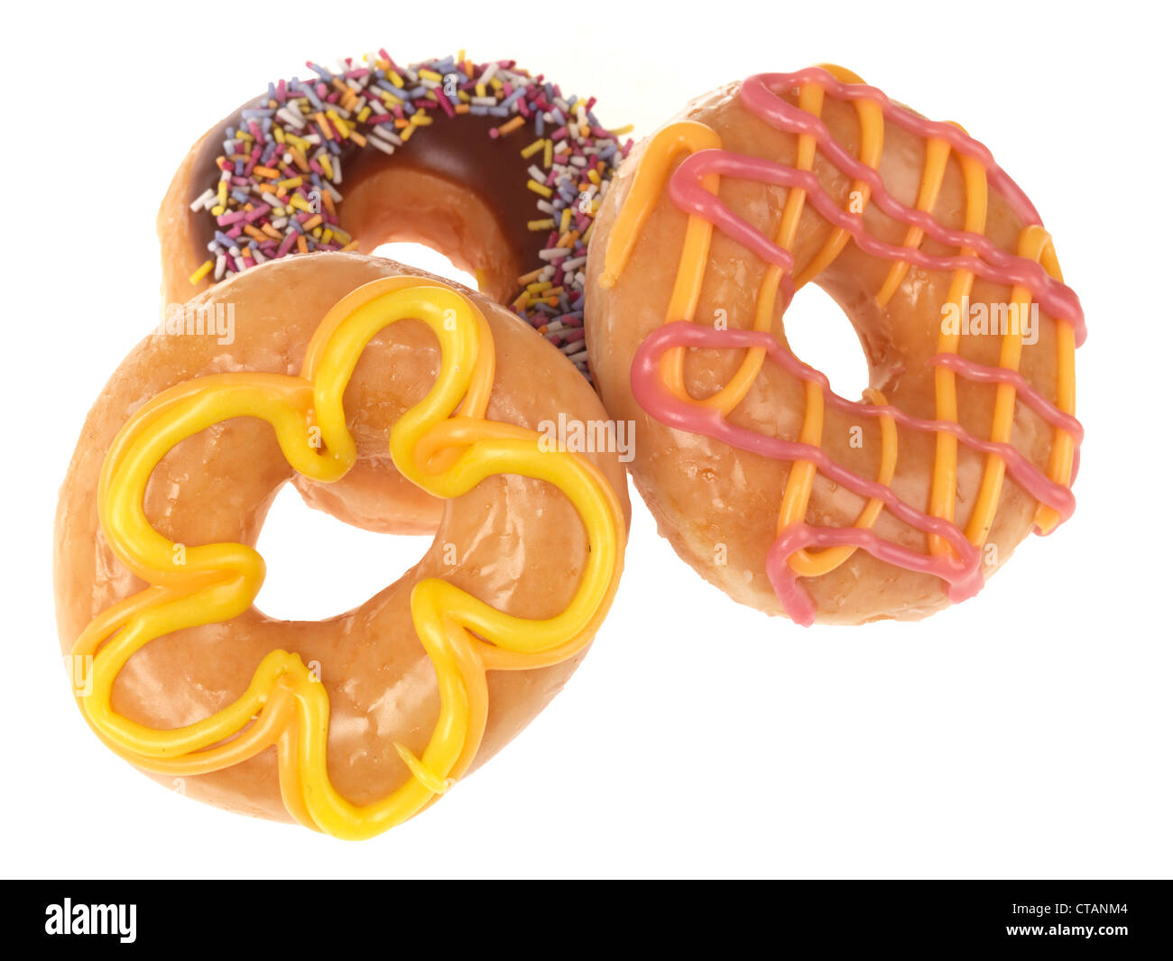 Frisch zubereitet und dekoriert Süßes Dessert Donuts oder Donuts, vor einem weißen Hintergrund, mit einen Freistellungspfad, und keine Leute Stockfoto