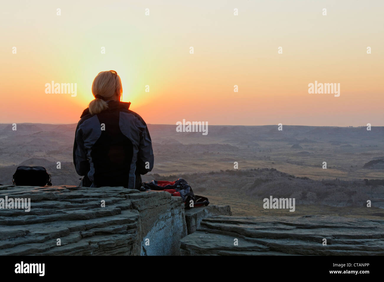Eine Frau, die genießen den Sonnenuntergang, Theodore-Roosevelt-Nationalpark, Medora, North Dakota, USA Stockfoto