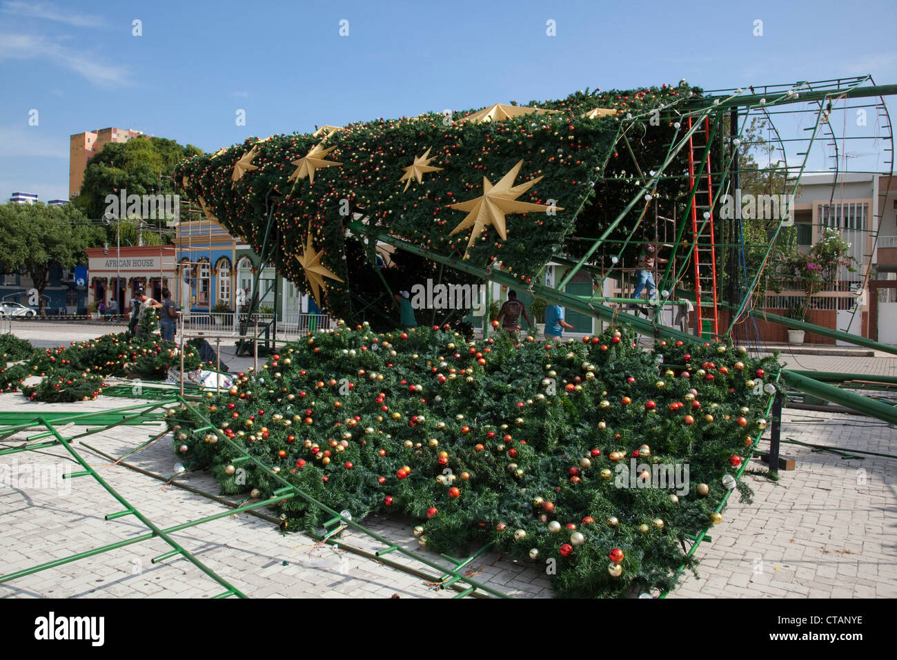 Arbeiter einrichten Weihnachtsbaum und Dekoration auf der Plaza gegenüber Theatro Amazonas Manaus Opernhaus, Manaus, Amazonas, Brasilien, S Stockfoto