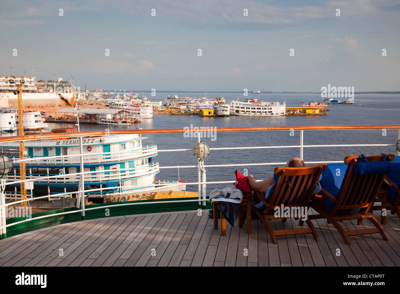 Gast auf dem Deck des Kreuzfahrtschiffes MS Deutschland der Reederei Peter Deilmann, mit Blick auf Boote von Amazonas, Manaus, Amazonas, Brasilien, Stockfoto