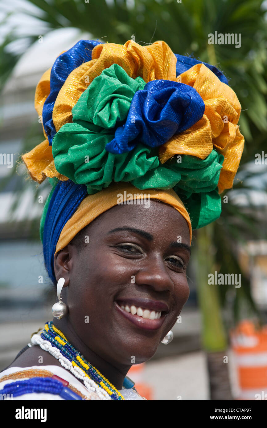 Freundliche brasilianische Frau in Tracht, Salvador, Bahia, Brasilien, Südamerika Stockfoto