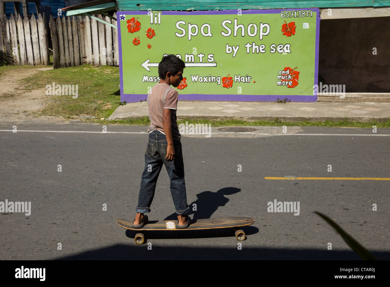 Skaten auf der Straße auf Isla Colon, Bocas del Toro, Panama. Stockfoto