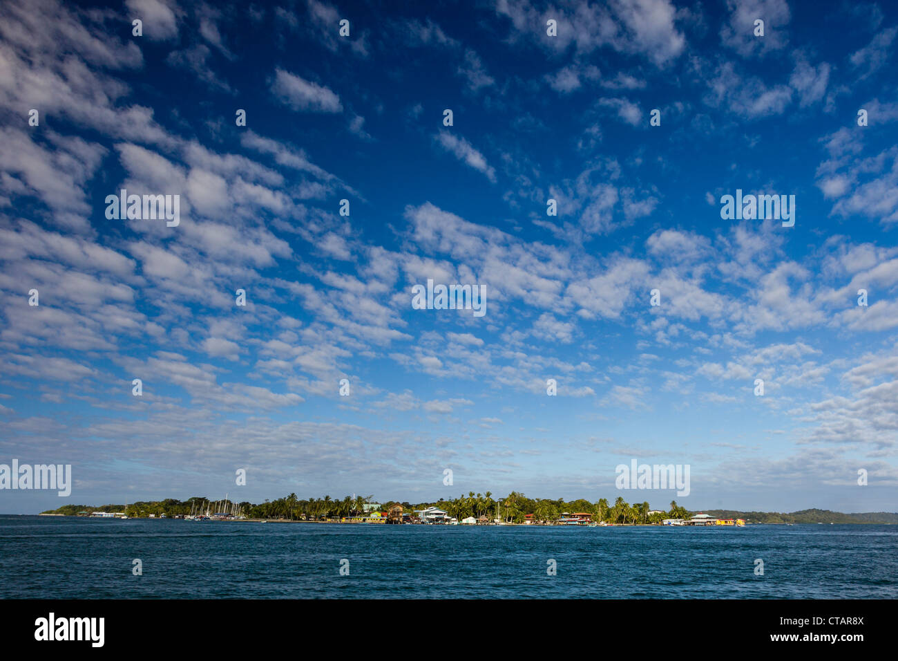Blick auf Isla Carenero von Isla Colon, Bocas del Toro, Panama. Stockfoto